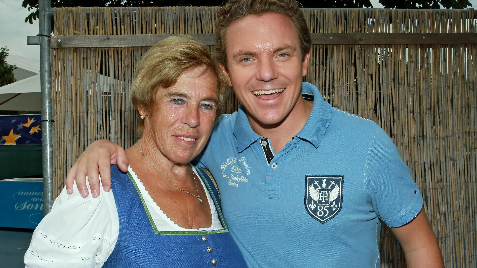 Bildnummer: 60369384 Datum: 18.08.2013 Copyright: imago/STAR-MEDIA
ARD - Immer wieder Sonntags. Moderator Stefan Mross und seine Mutter Stephanie am Rande der ARD - Unterhaltungsshow Immer wieder Sonntags am 18.08.2013 im Europapark Rust. Entertainment People x1x xkg 2013 quer Aufmacher 2013 Portrait Portraits quer Querformat ARD Baden-Württemberg das erste Deutschland Fernsehen Fernsehshow Kultur Kunst live Livesendung Musik Person Personen Rust Schlager Show TV Unterhaltung Volksmusik o0 Familie, privat
60369384 Date 18 08 2013 Copyright Imago Star Media ARD Always again Sundays presenter Stefan Mross and his Mother Stephanie at Edge the ARD Entertainment show Always again Sundays at 18 08 2013 in Europa Park Rust Entertainment Celebrities x1x xkg 2013 horizontal Highlight 2013 Portrait Portraits horizontal Landscape ARD bath Wuerttemberg the First Germany Television TV Culture Art Live Live broadcast Music Person People Rust Schlager Show TV Entertainment Folk music o0 Family private