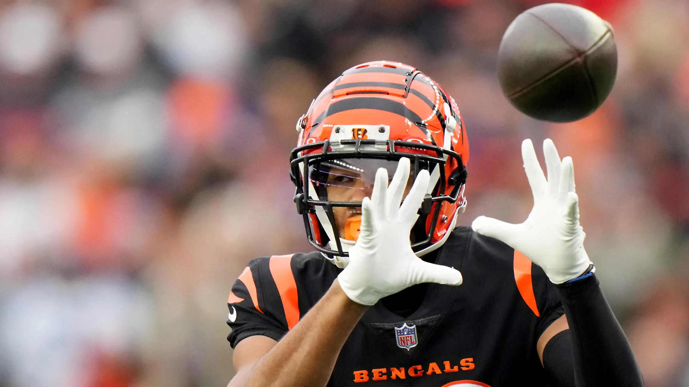 NFL, American Football Herren, USA Indianapolis Colts at Cincinnati Bengals Dec. 10, 2023 Cincinnat, Ohio, USA Cincinnati Bengals wide receiver Tyler Boyd 83 completes a catch in the first quarter at Paycor Stadium. Mandatory credit: Phil Didion/ USA Today Sports Network via The Cincinnati Enquirer Cincinnati Paycor Stadium Ohio USA, EDITORIAL USE ONLY PUBLICATIONxINxGERxSUIxAUTxONLY Copyright: xPhilxDidionx 20231210_neb_PD_084