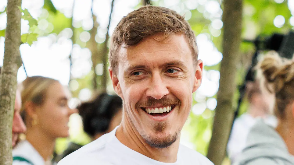 ARCHIV - 13.09.2022, Niedersachsen, Müden An Der Aller: Max Kruse steht beim Besuch vom Bauernhof «Kinder-Tiere-Kommunikation» am Zaun eines Geheges. (zu dpa: "Kruse amüsiert sich bei Youtube über Suspendierung") Foto: Michael Matthey/dpa +++ dpa-Bildfunk +++