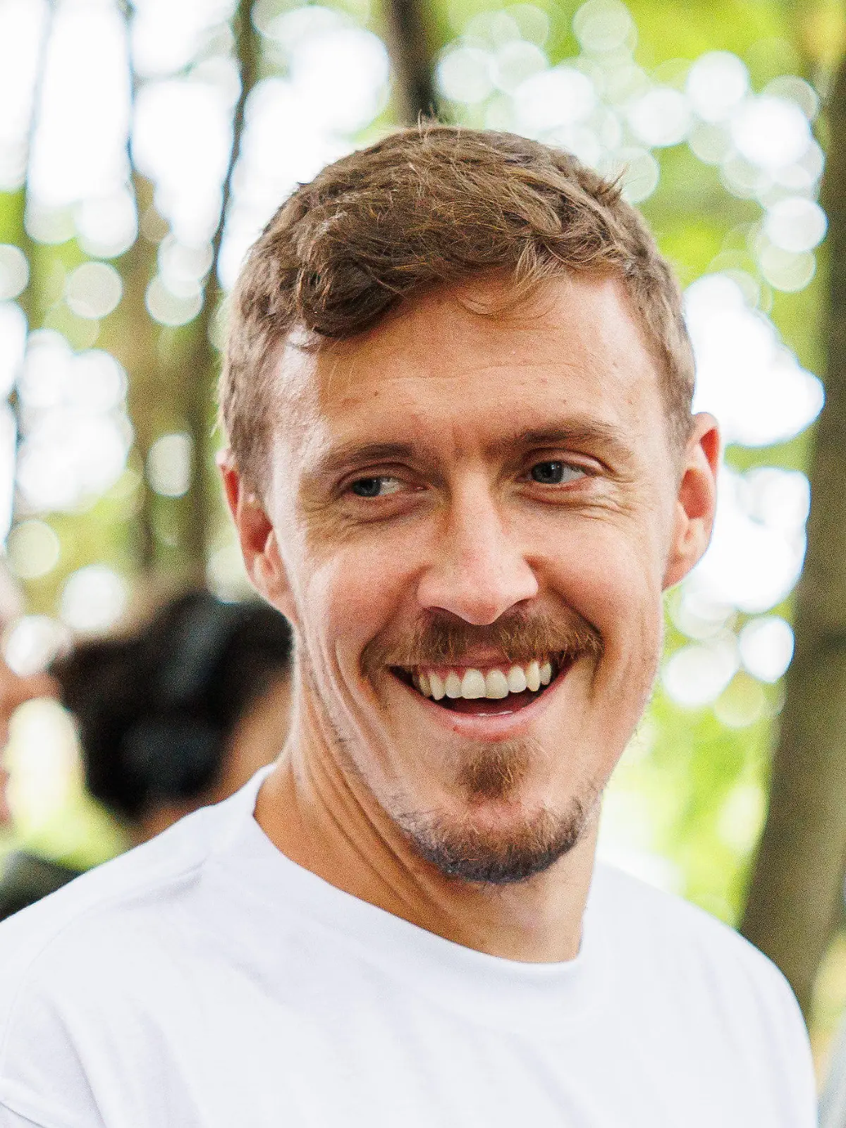 ARCHIV - 13.09.2022, Niedersachsen, Müden An Der Aller: Max Kruse steht beim Besuch vom Bauernhof «Kinder-Tiere-Kommunikation» am Zaun eines Geheges. (zu dpa: "Kruse amüsiert sich bei Youtube über Suspendierung") Foto: Michael Matthey/dpa +++ dpa-Bildfunk +++