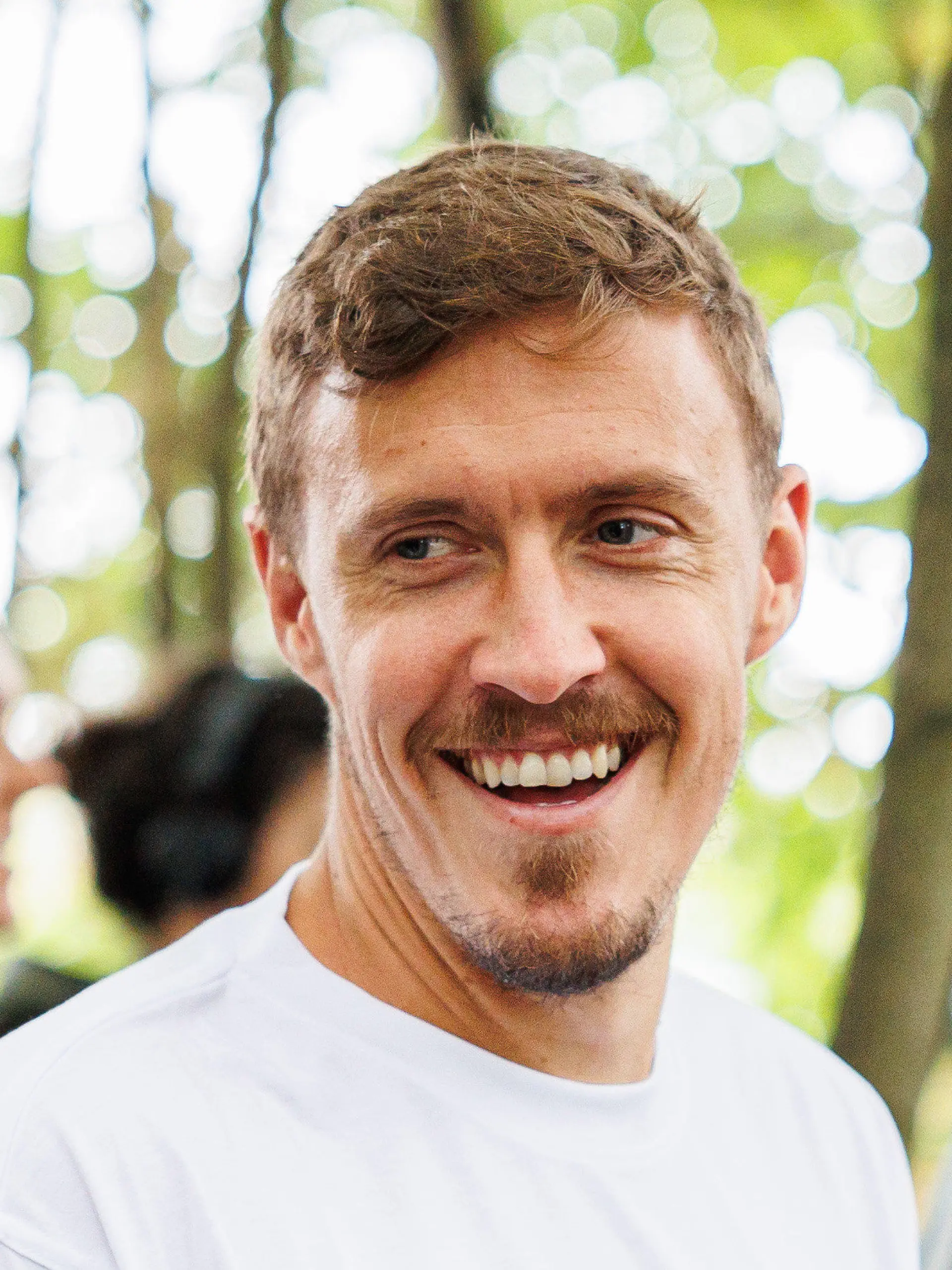 ARCHIV - 13.09.2022, Niedersachsen, Müden An Der Aller: Max Kruse steht beim Besuch vom Bauernhof «Kinder-Tiere-Kommunikation» am Zaun eines Geheges. (zu dpa: "Kruse amüsiert sich bei Youtube über Suspendierung") Foto: Michael Matthey/dpa +++ dpa-Bildfunk +++