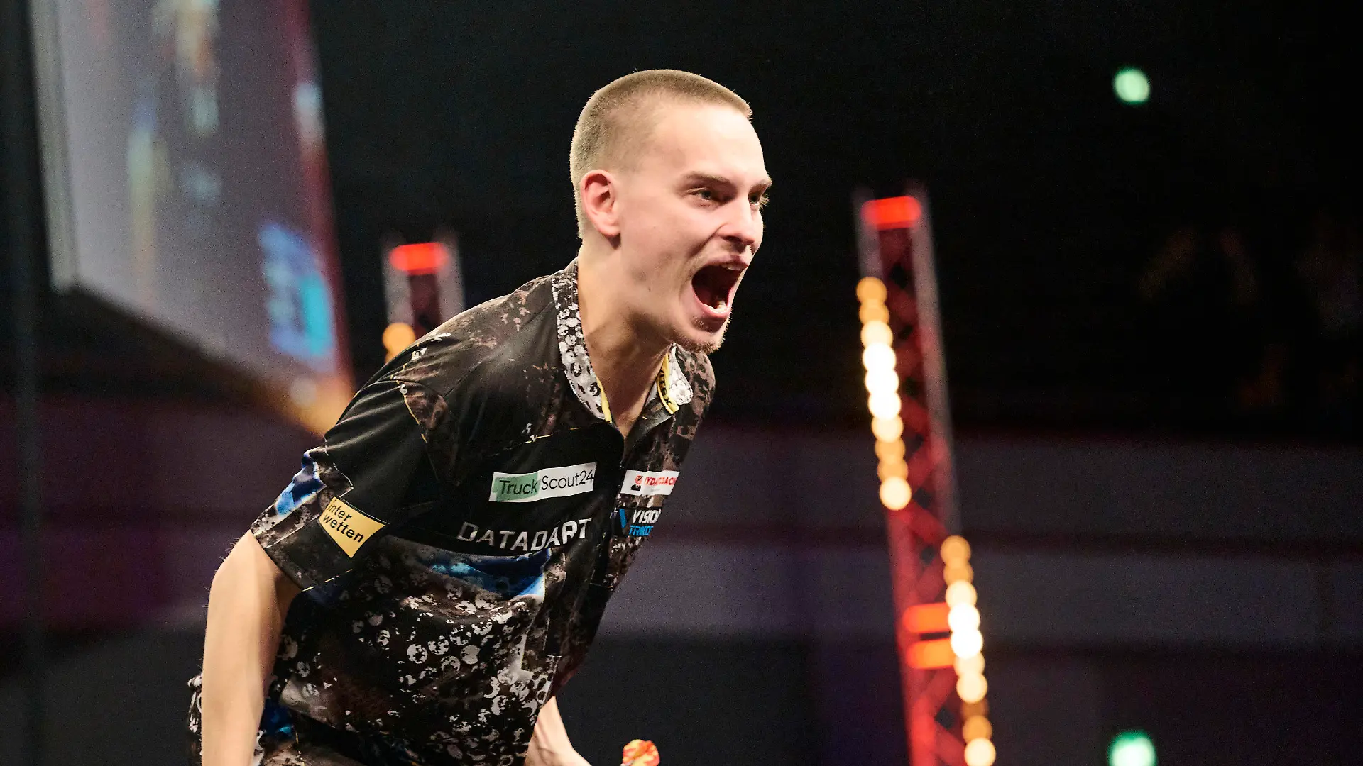 ARCHIV - 27.10.2023, Nordrhein-Westfalen, Dortmund: Darts: EM, 1. Runde, Pietreczko (Deuschland) - Smith (England), Ricardo Pietreczko in Aktion. Pietreczko mit dem Spitznamen Pikachu setzte sich am Freitagabend in Dortmund mit 6:3 gegen den Engländer Smith durch und sicherte sich damit das Achtelfinal-Ticket. (zu dpa: ««Tolle Entwicklung»: Deutsche Darts-Profis im Aufschwung») Foto: Bernd Thissen/dpa +++ dpa-Bildfunk +++