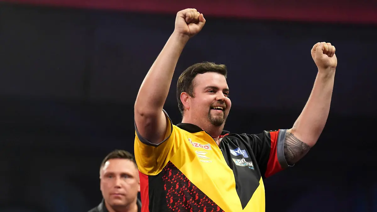 ARCHIV - 01.01.2023, Großbritannien, London: Darts: WM, Viertelfinale, Clemens (Deutschland) - Price (Wales) im Alexandra Palace: Gabriel Clemens (r) feiert seinen Sieg über Gerwyn Price. Nach seinem WM-Halbfinaleinzug im Vorjahr ist er der aussichtsreichste deutsche Teilnehmer. (zu dpa: ««Näher kommen reicht nicht»: Darts-Quintett nährt WM-Hoffnung») Foto: Zac Goodwin/Press Association/dpa +++ dpa-Bildfunk +++