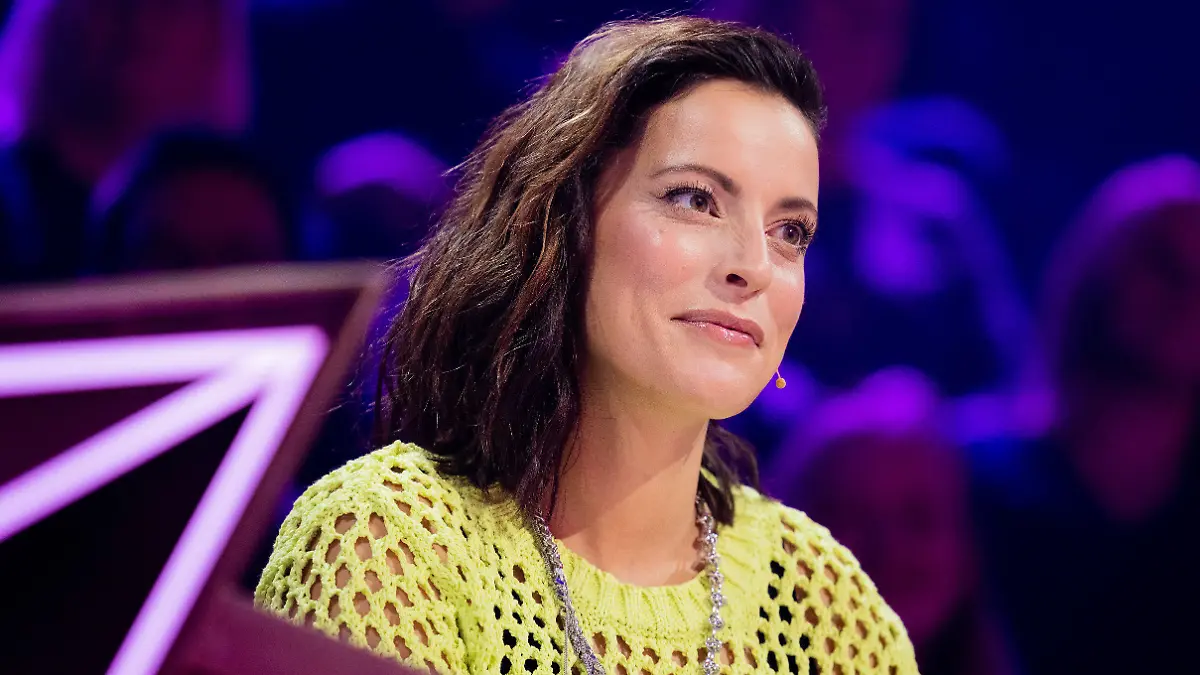 22.10.2022, Nordrhein-Westfalen, Köln: Stefanie Kloß aus dem Rateteam sitzt am Ratepult in der Prosieben-Show "The Masked Singer". Foto: Rolf Vennenbernd/dpa +++ dpa-Bildfunk +++