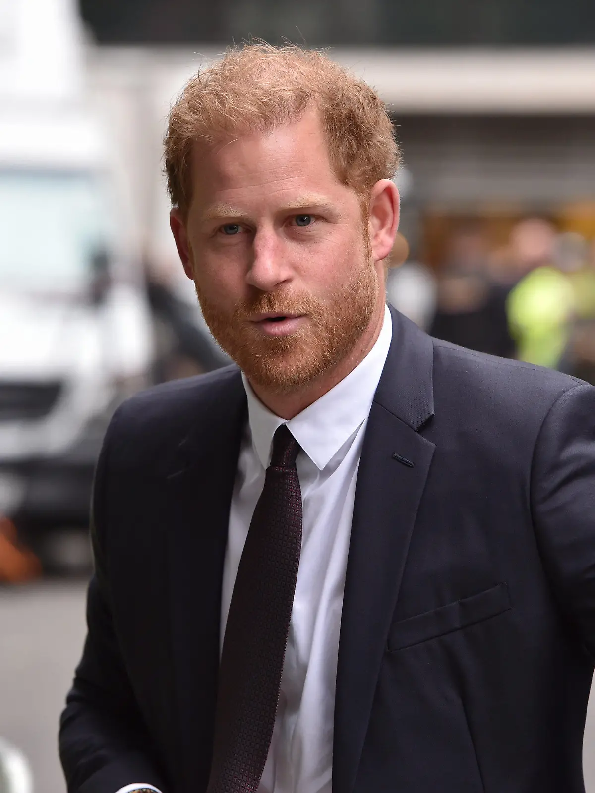 ARCHIV - 06.06.2023, Großbritannien, London: Prinz Harry, Herzog von Sussex, trifft vor dem High Court in London ein. Im Prozess um die Schadenersatzklage Prinz Harrys und anderer Prominenter gegen den «Mirror»-Verlag wird an diesem Freitag mit einem Urteil gerechnet. (zu dpa "Urteil bei Prinz Harrys Klage gegen «Mirror»-Verlag erwartet") Foto: Thomas Krych/ZUMA Press Wire/dpa +++ dpa-Bildfunk +++