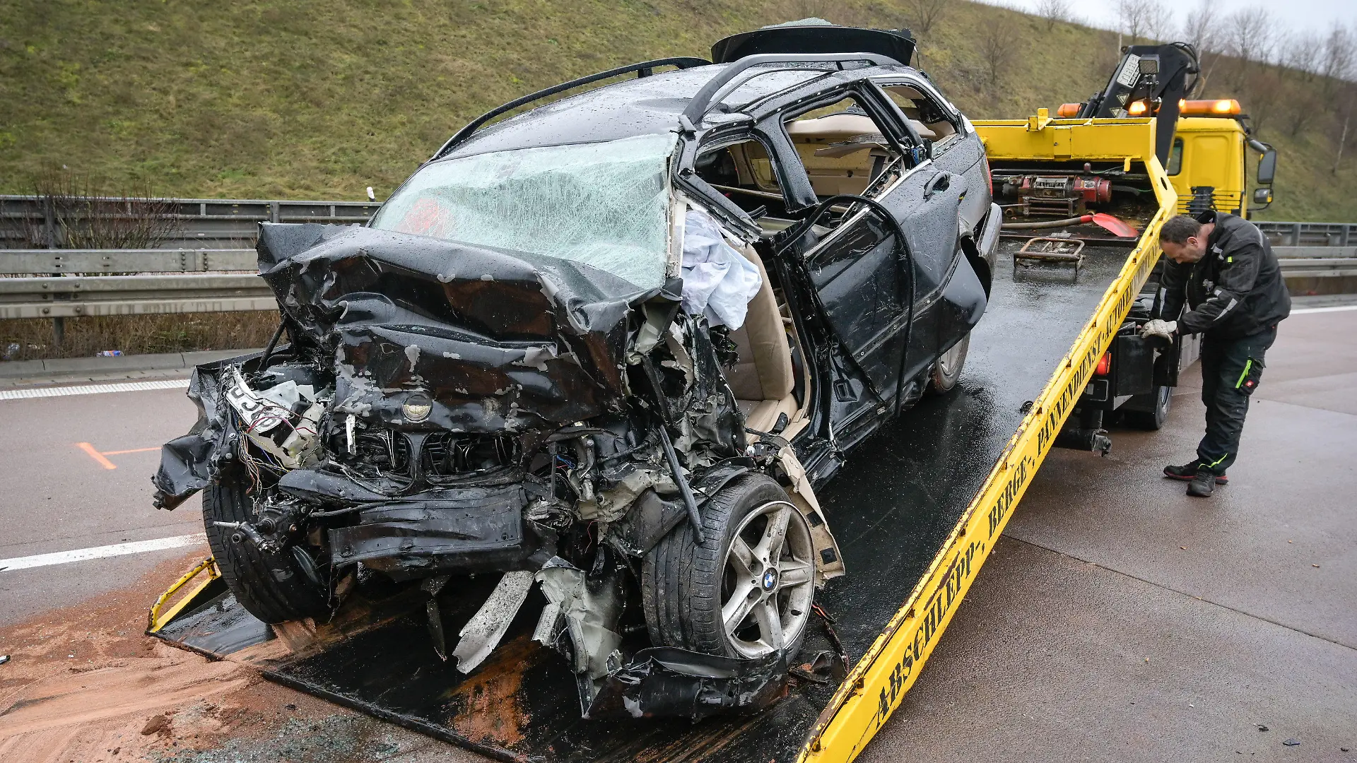 15.12.2023, Sachsen-Anhalt, Querfurt: Ein Unfallauto des schweren Unfalls mit einem Fanlschfahrer auf der A38 wird auf ein Abschleppfahrzeug gezogen. Bei dem Unfall nahe Querfurt sind drei Menschen ums Leben gekommen. Foto: Heiko Rebsch/dpa +++ dpa-Bildfunk +++