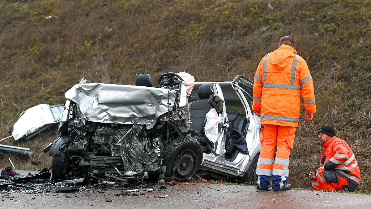 15.12.2023, Sachsen-Anhalt, Querfurt: Eines der Unfallautos des schweren Unfalls mit einem Geisterfahrer auf der A38. Bei dem Unfall nahe Querfurt sind drei Menschen ums Leben gekommen. Foto: Heiko Rebsch/dpa +++ dpa-Bildfunk +++