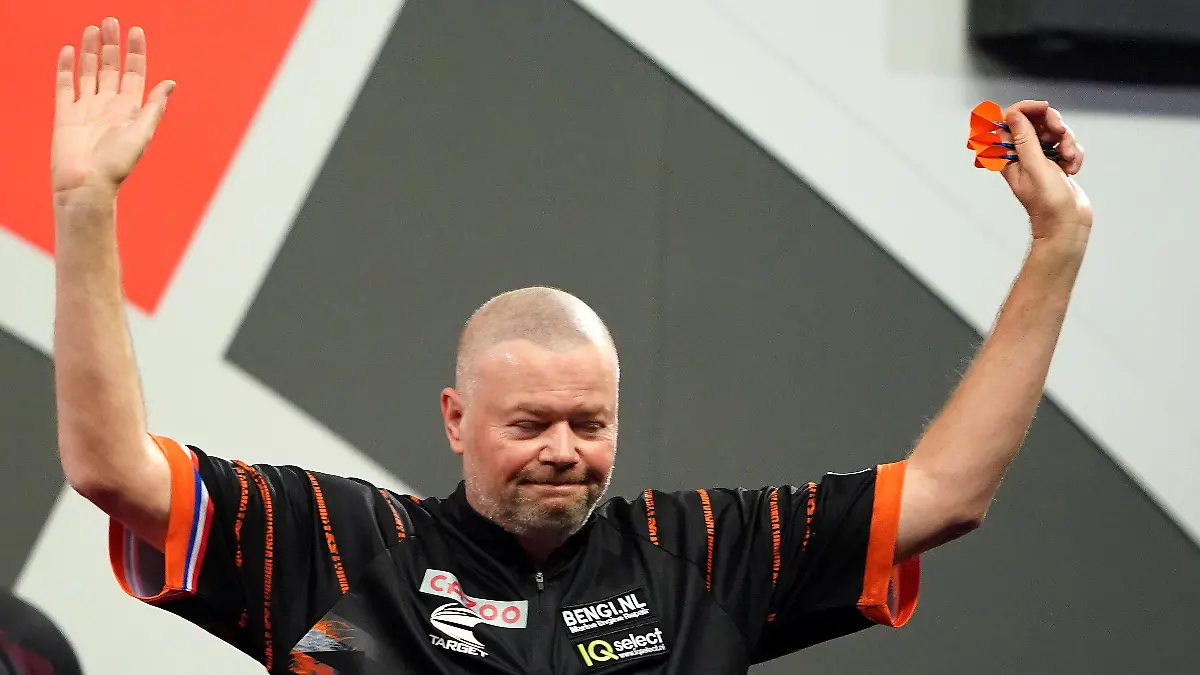 ARCHIV - 20.12.2022, Großbritannien, London: Darts; Weltmeisterschaft; Cazoo World Darts Championship; 6. Tag; 1. und 2. Runde im Alexandra Palace; van Barneveld (Niederlande) gegen Meikle (England): Der Niederländer Raymond van Barneveld feiert seinen Sieg. In einem Interview sprach er nun über seine persönliche Situation. (zu dpa: «Darts-Star van Barneveld: Scheidung war Grund für Comeback») Foto: Zac Goodwin/PA Wire/dpa +++ dpa-Bildfunk +++