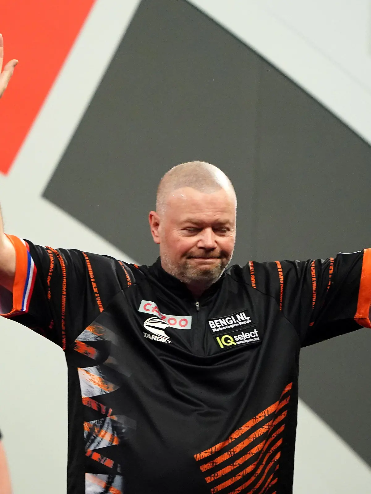 ARCHIV - 20.12.2022, Großbritannien, London: Darts; Weltmeisterschaft; Cazoo World Darts Championship; 6. Tag; 1. und 2. Runde im Alexandra Palace; van Barneveld (Niederlande) gegen Meikle (England): Der Niederländer Raymond van Barneveld feiert seinen Sieg. In einem Interview sprach er nun über seine persönliche Situation. (zu dpa: «Darts-Star van Barneveld: Scheidung war Grund für Comeback») Foto: Zac Goodwin/PA Wire/dpa +++ dpa-Bildfunk +++