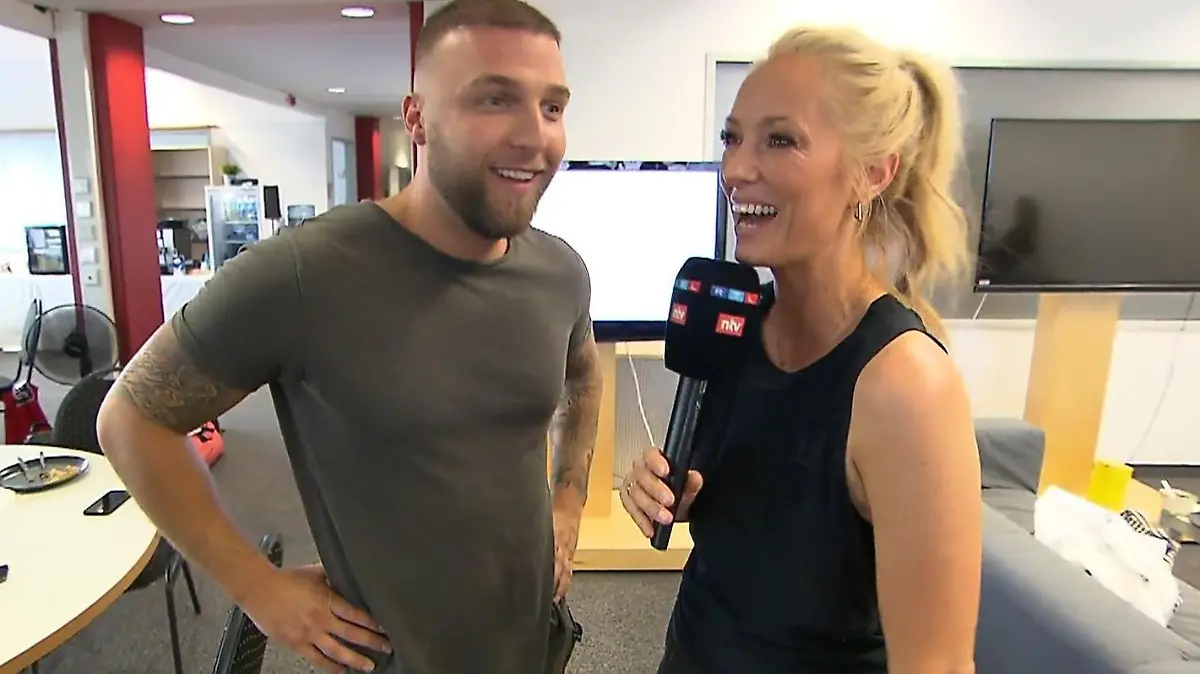 „Hast du gar nicht trainiert?“ Filip Pavlovic steht Angela Finger-Erben beim Backstage-Test für „Ninja Warrior Germany – Promi-Special“  gern Rede und Antwort.