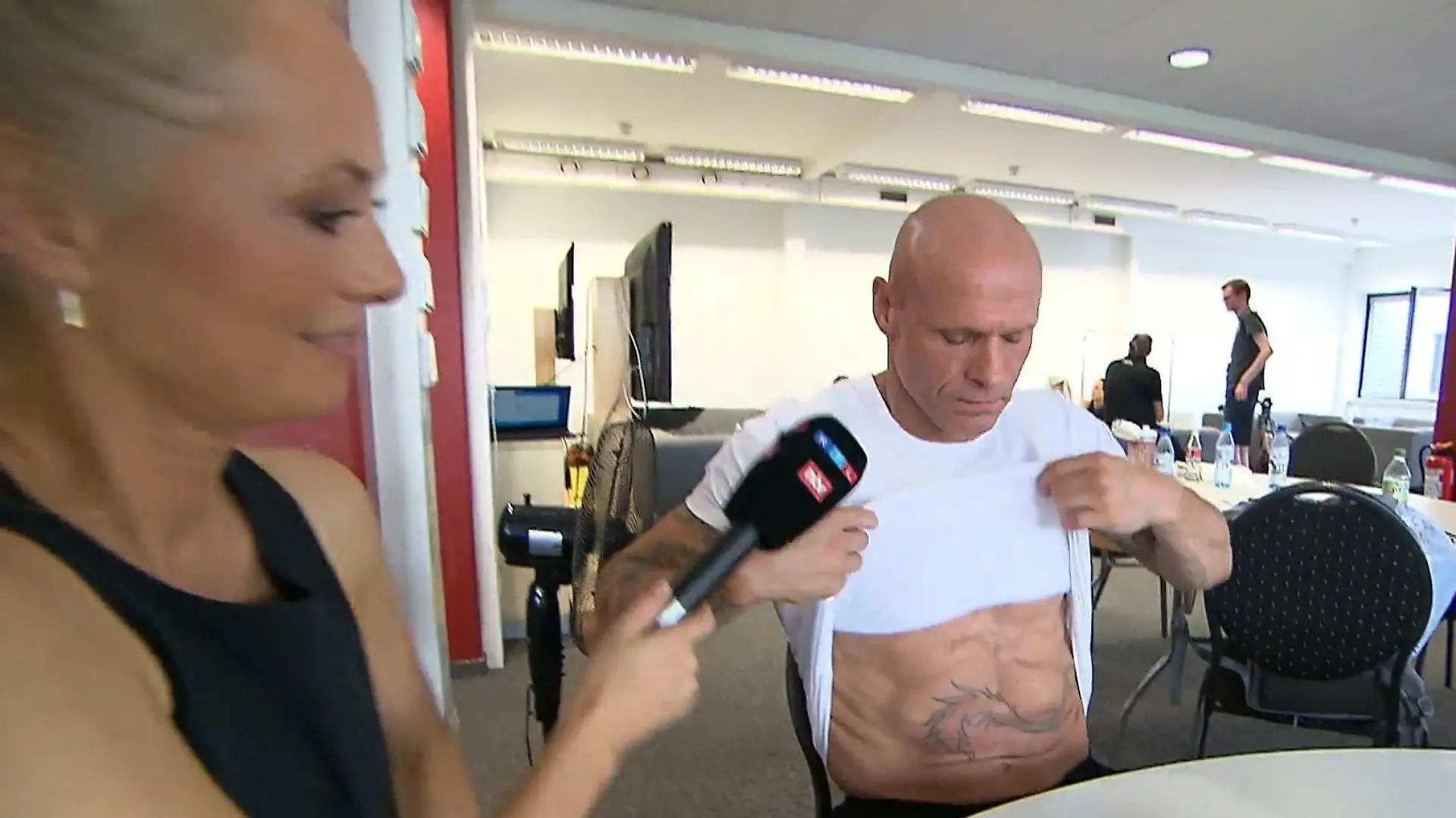 WOW! Bei Thorsten Legats Sixpack staunt auch RTL-Moderatorin Angie Finger-Erben nicht schlecht.