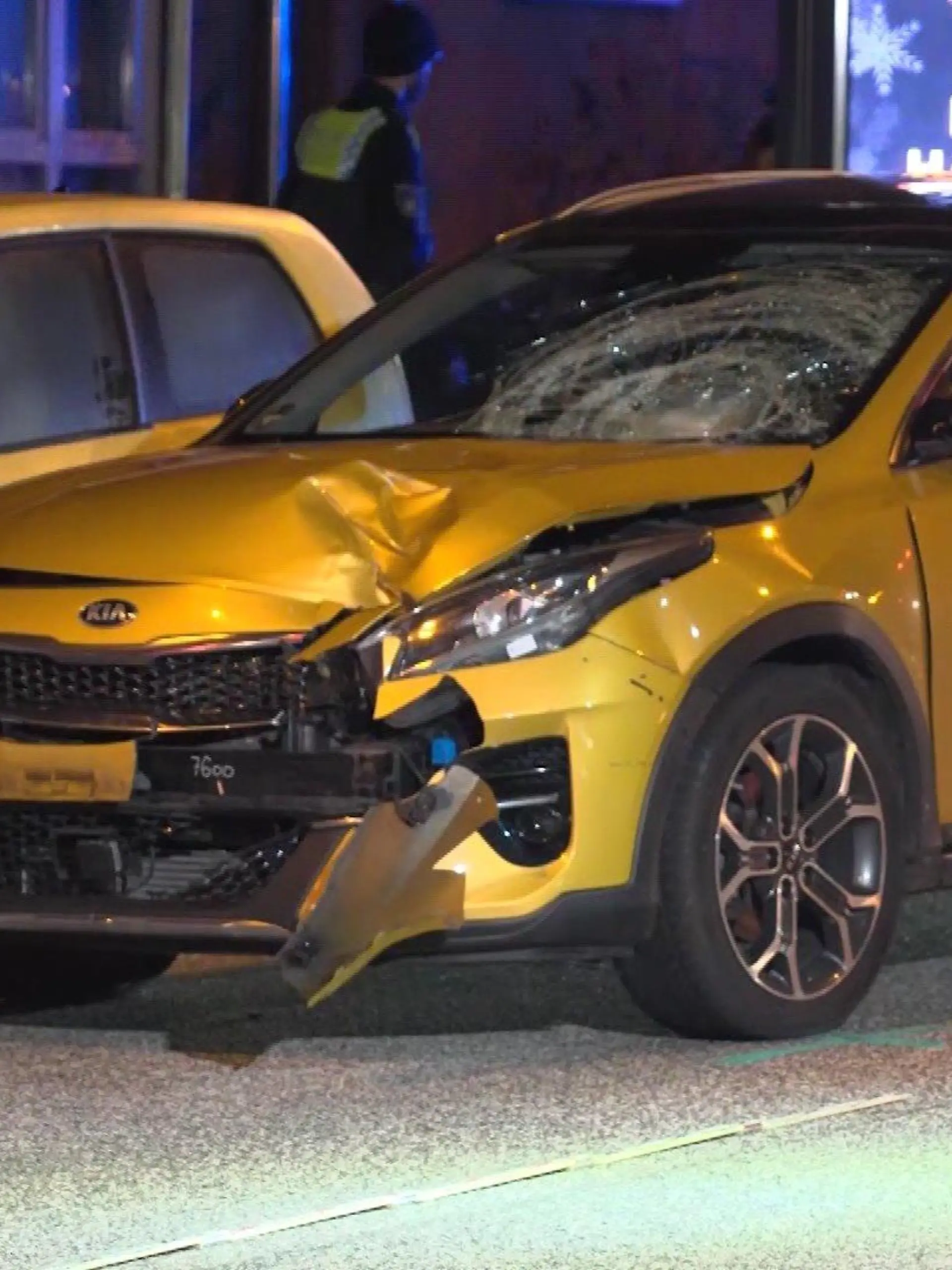Der Schaden am Auto zeigt die Wucht des Aufpralls.