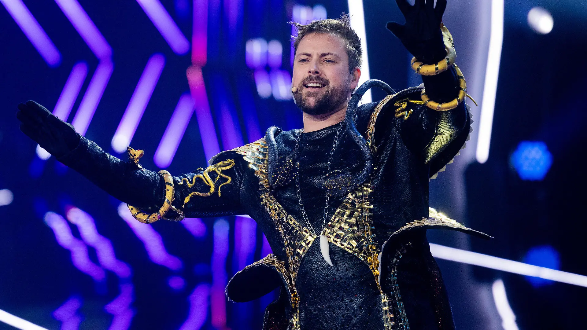 22.10.2022, Nordrhein-Westfalen, Köln: Felix von Jascheroff, Schauspieler, steht als Figur "Die Black Mamba" in der Prosieben-Show "The Masked Singer" auf der Bühne. Foto: Rolf Vennenbernd/dpa +++ dpa-Bildfunk +++