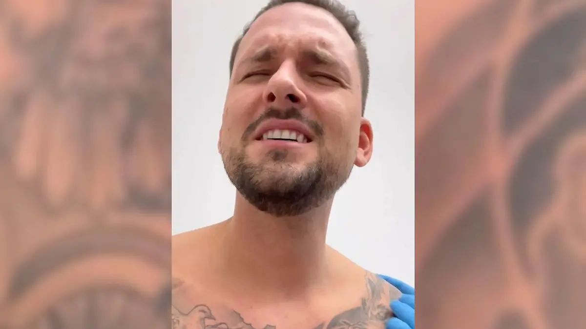 Es ist nicht zu verkennen: Marco hat Schmerzen!