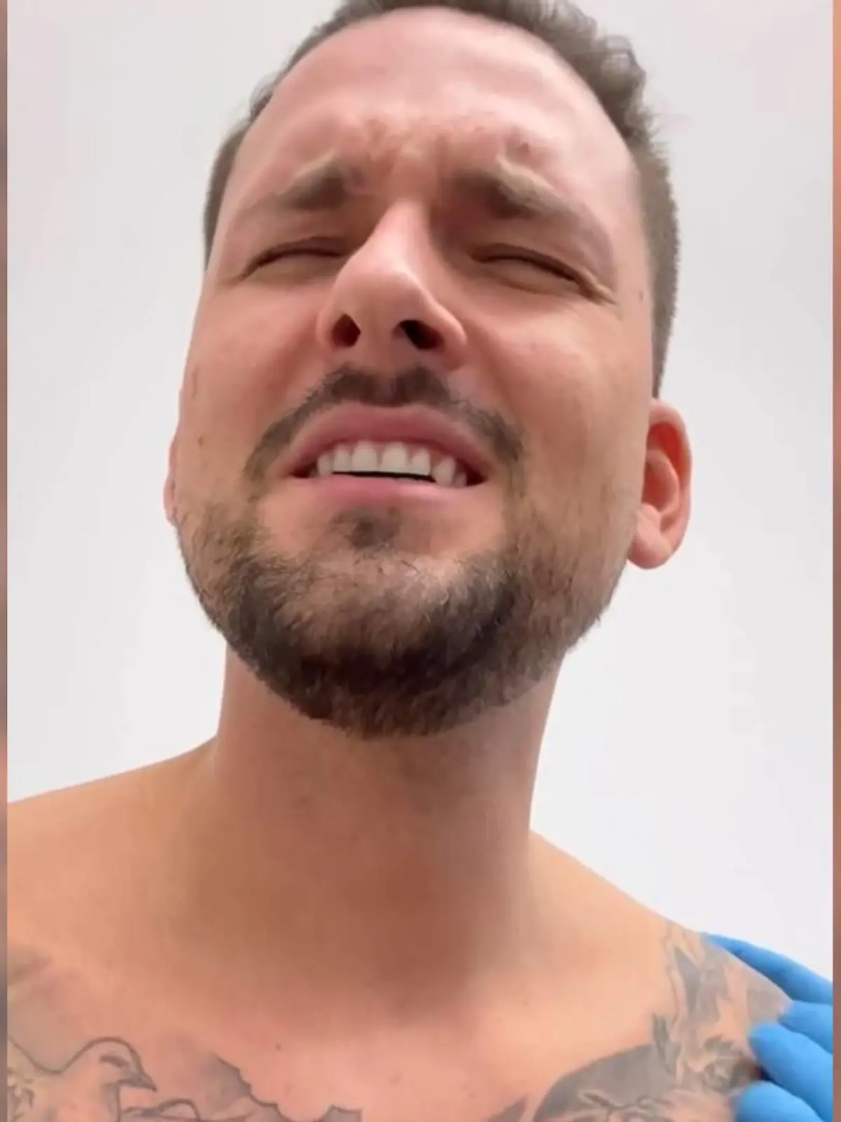 Es ist nicht zu verkennen: Marco hat Schmerzen!