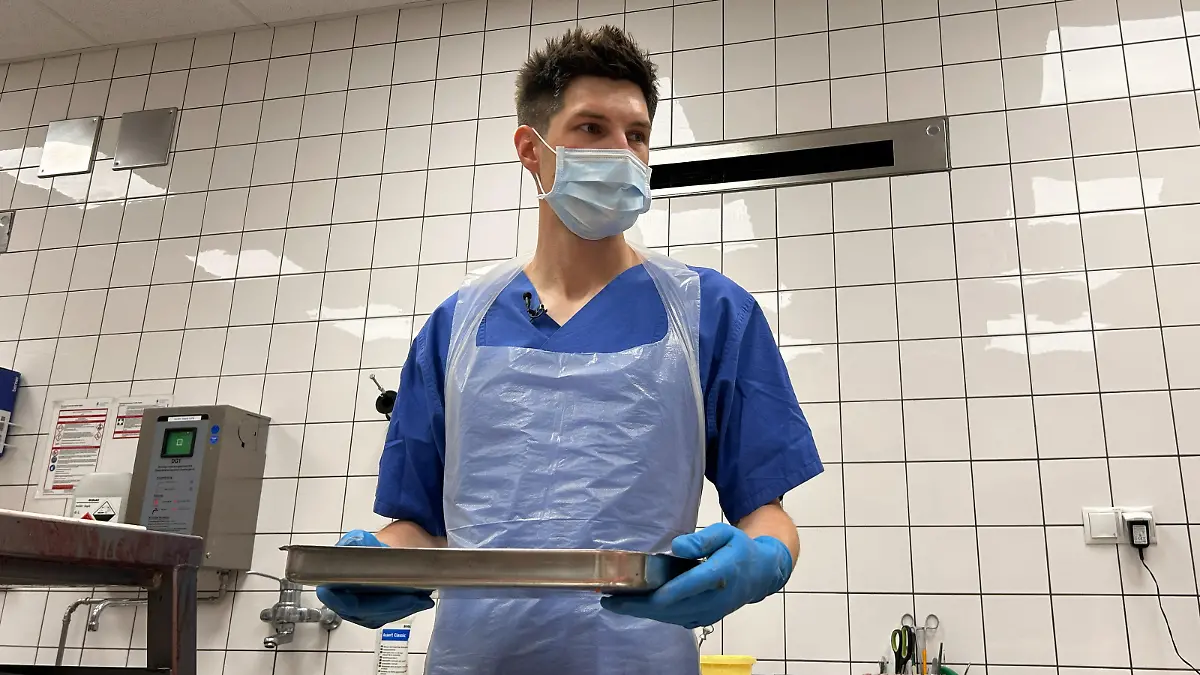 Einen Tag in der Rechtsmedizin Schmidt macht mit