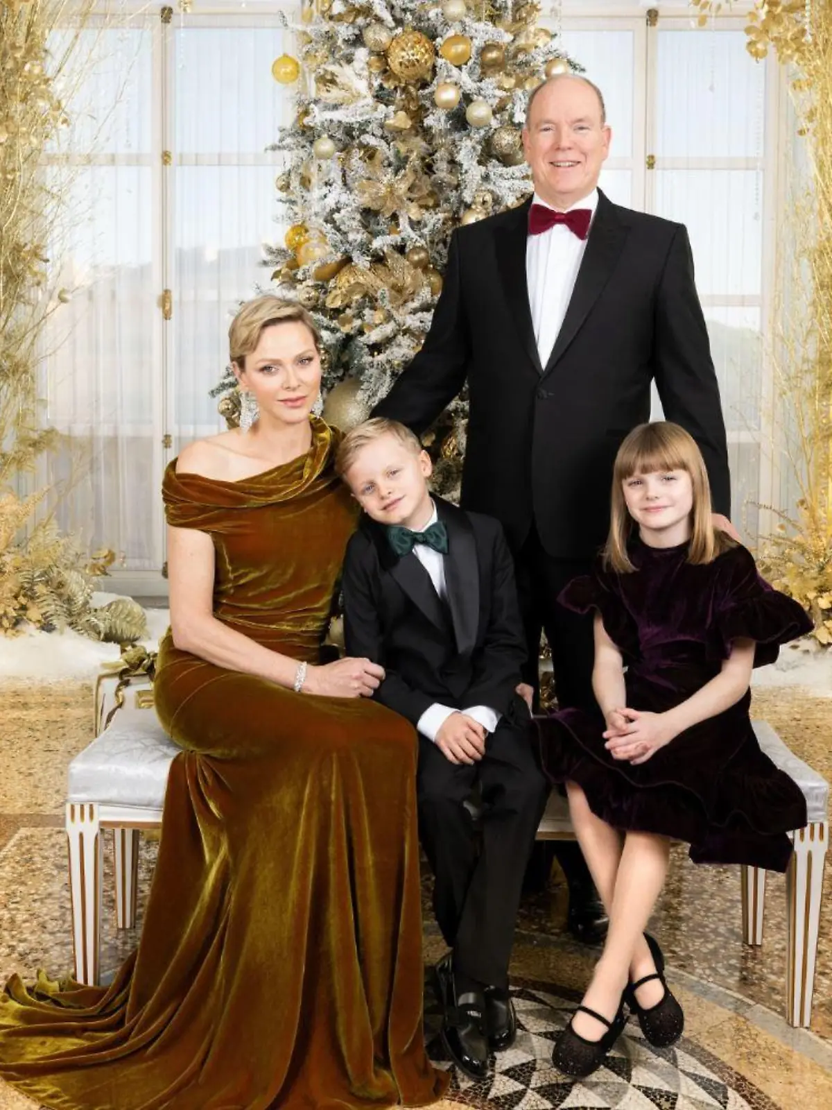 Charlène von Monaco, Fürst Albert und die Zwillinge Jacques und Gabriella posieren für ihre Weihnachtskarte 2023.