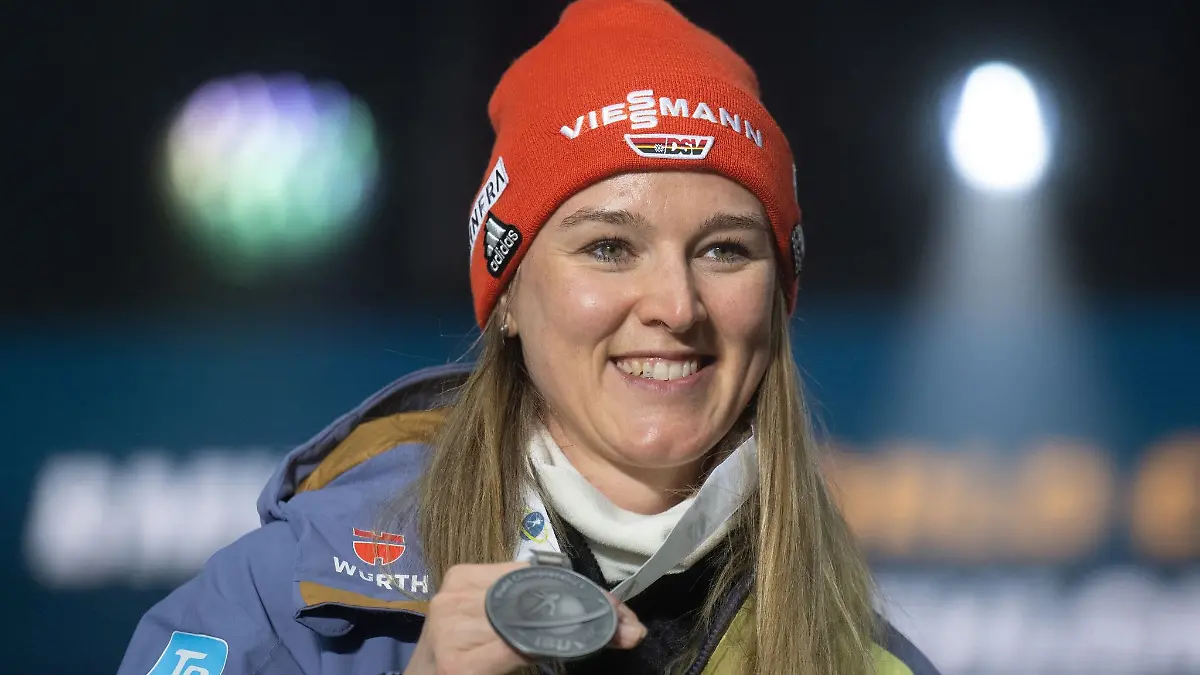 Denise Herrmann-Wick aus Deutschland zeigt ihre Silber-Medaille.