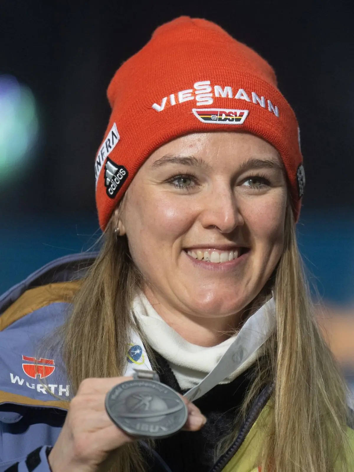 Denise Herrmann-Wick aus Deutschland zeigt ihre Silber-Medaille.