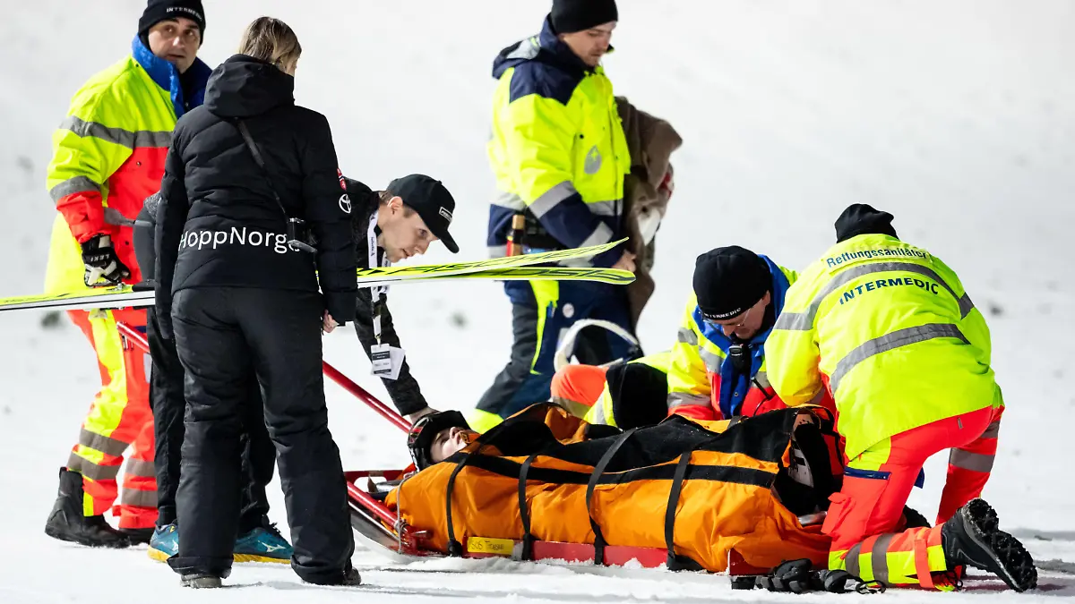Ski jumping, Skispringen, Ski, nordisch - FIS WC Engelberg ENGELBERG,SWITZERLAND,15.DEC.23 - NORDIC SKIING, SKI JUMPING - FIS World Cup, large hill, ladies. Image shows Anna Odine Stroem NOR and medics. PUBLICATIONxNOTxINxAUTxSUIxSWE GEPAxpictures/xMaticxKlansek