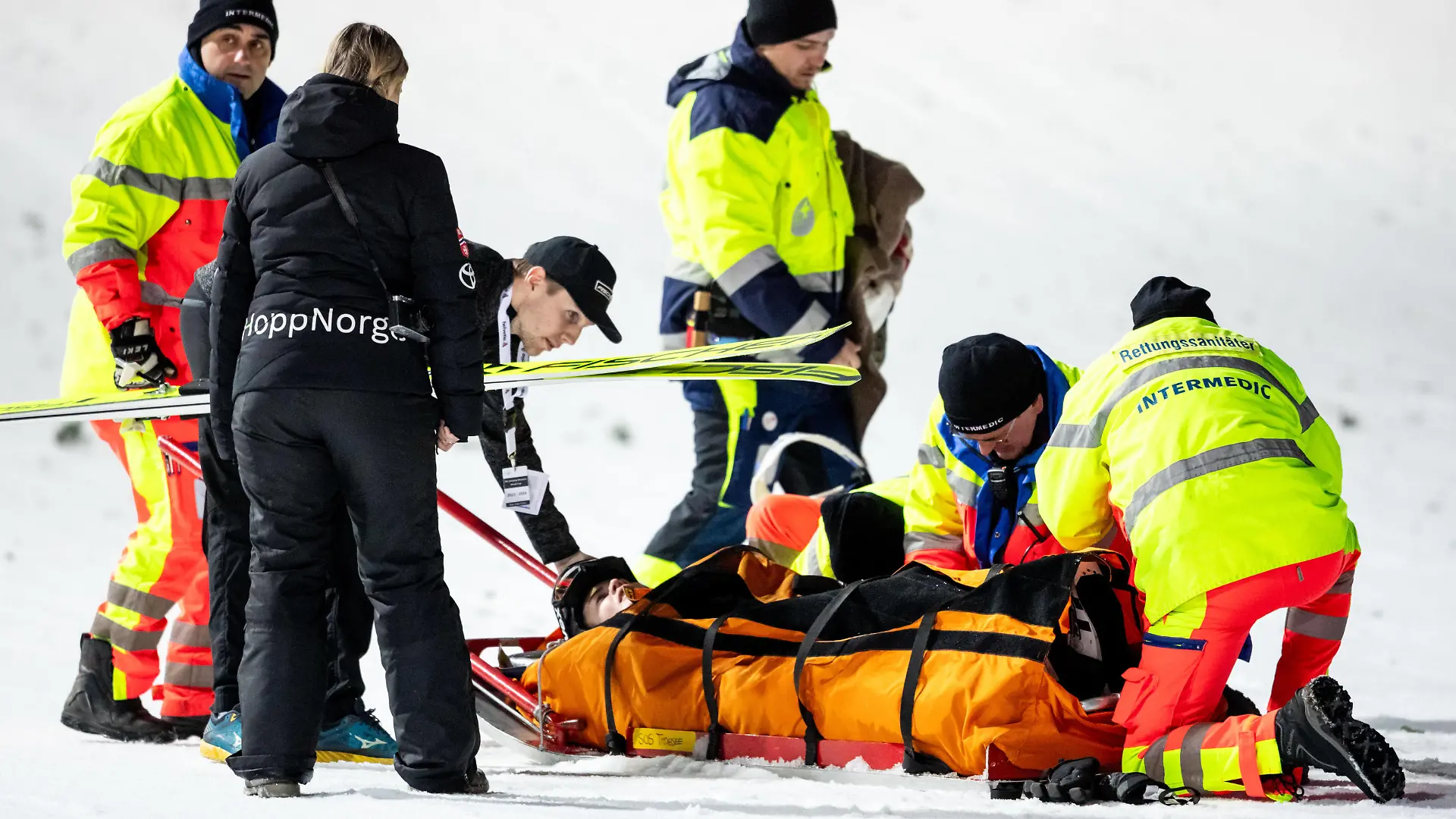 Ski jumping, Skispringen, Ski, nordisch - FIS WC Engelberg ENGELBERG,SWITZERLAND,15.DEC.23 - NORDIC SKIING, SKI JUMPING - FIS World Cup, large hill, ladies. Image shows Anna Odine Stroem NOR and medics. PUBLICATIONxNOTxINxAUTxSUIxSWE GEPAxpictures/xMaticxKlansek