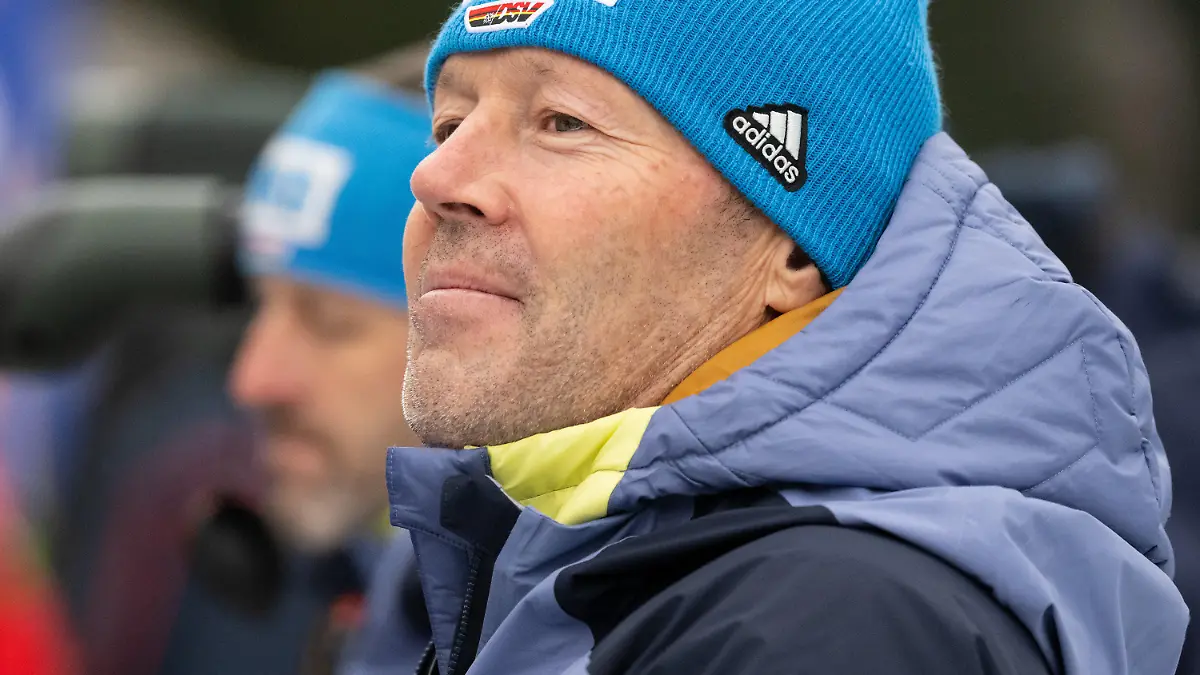 ARCHIV - 10.01.2023, Bayern, Ruhpolding: Biathlon: Weltcup, Training, Männer in der Chiemgau Arena. Trainer Uros Velepec von Deutschland verfolgt das Training. Velepec hat großen Anteil am neuen deutschen Erfolg. (zu dpa: «Mit Psycho-Tricks und Risiko: Velepec macht Biathleten besser») Foto: Sven Hoppe/dpa +++ dpa-Bildfunk +++