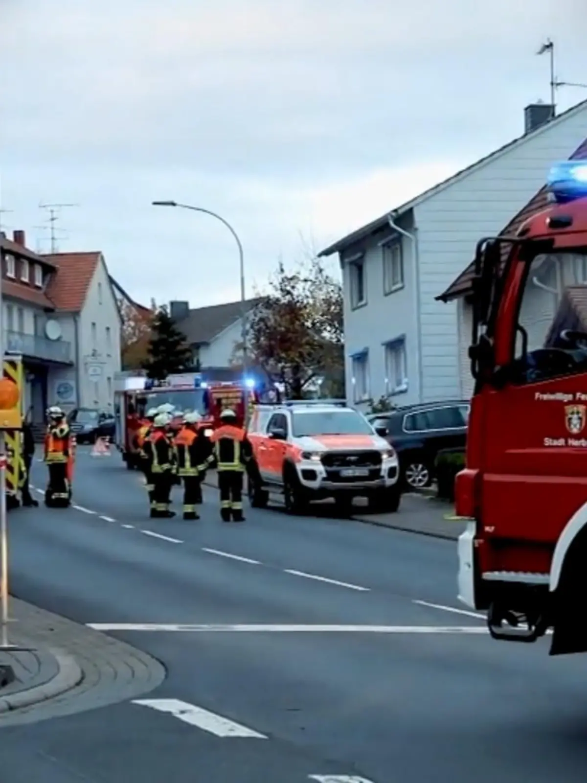 Im hessischen Herbstein hat die Feuerwehr am Samstagabend zwei kleine Kinder gerettet – die beiden hatten offenbar hochgiftiges Kohlenmonoxid eingeatmet. Wie die „Osthessen-Zeitung“ berichtet, rief der Vater der Kinder die Rettungskräfte, weil es den Kleinen plötzlich schlecht ging – offenbar keine Minute zu spät.