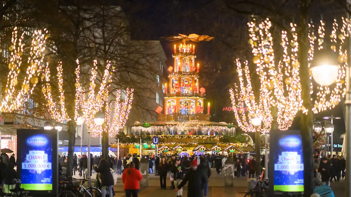 07.12.2023, Niedersachsen, Hannover: Die Weihnachtspyramide leuchtet am Kröpfe in der Innenstadt. Foto: Julian Stratenschulte/dpa +++ dpa-Bildfunk +++