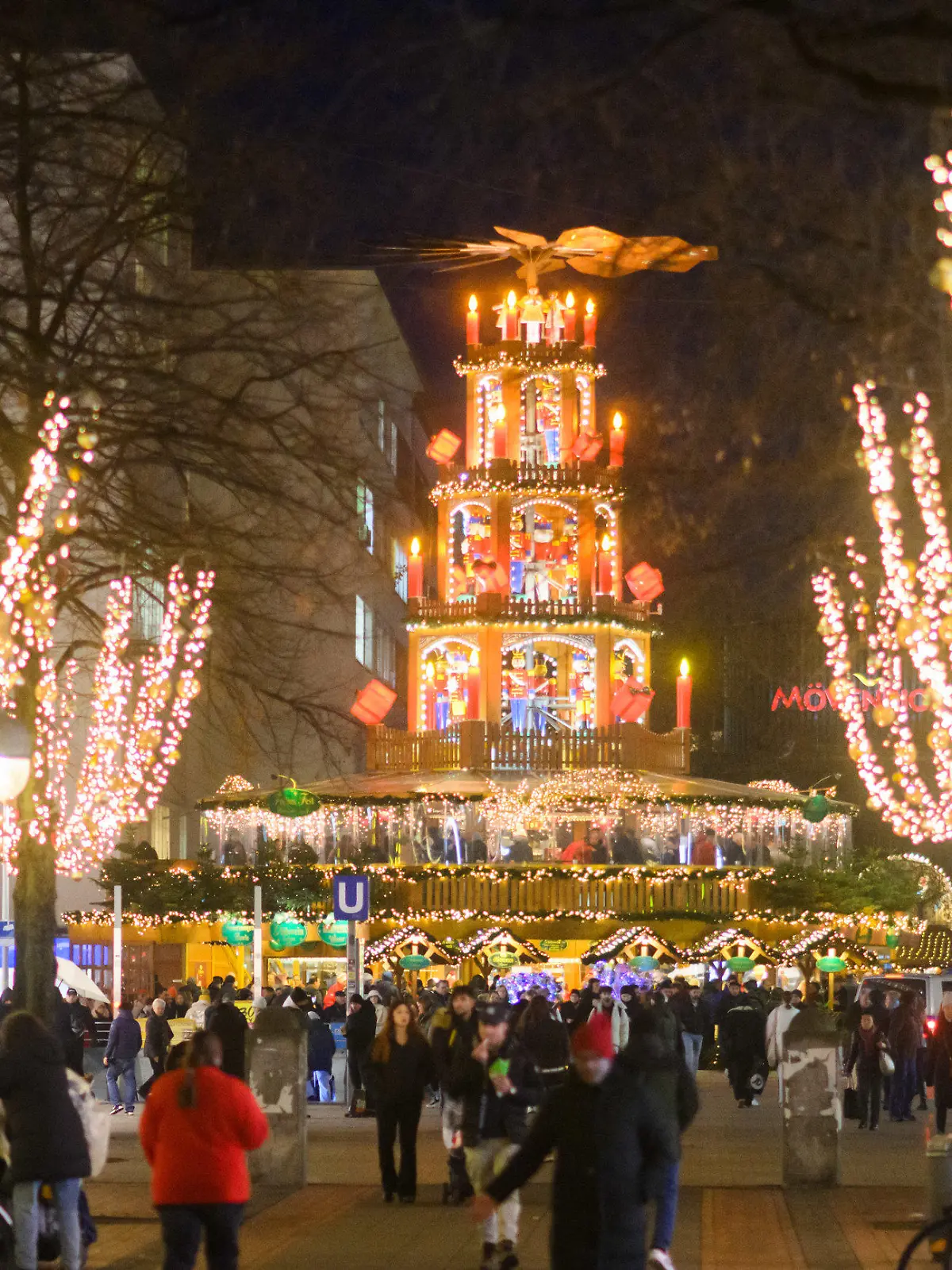 07.12.2023, Niedersachsen, Hannover: Die Weihnachtspyramide leuchtet am Kröpfe in der Innenstadt. Foto: Julian Stratenschulte/dpa +++ dpa-Bildfunk +++