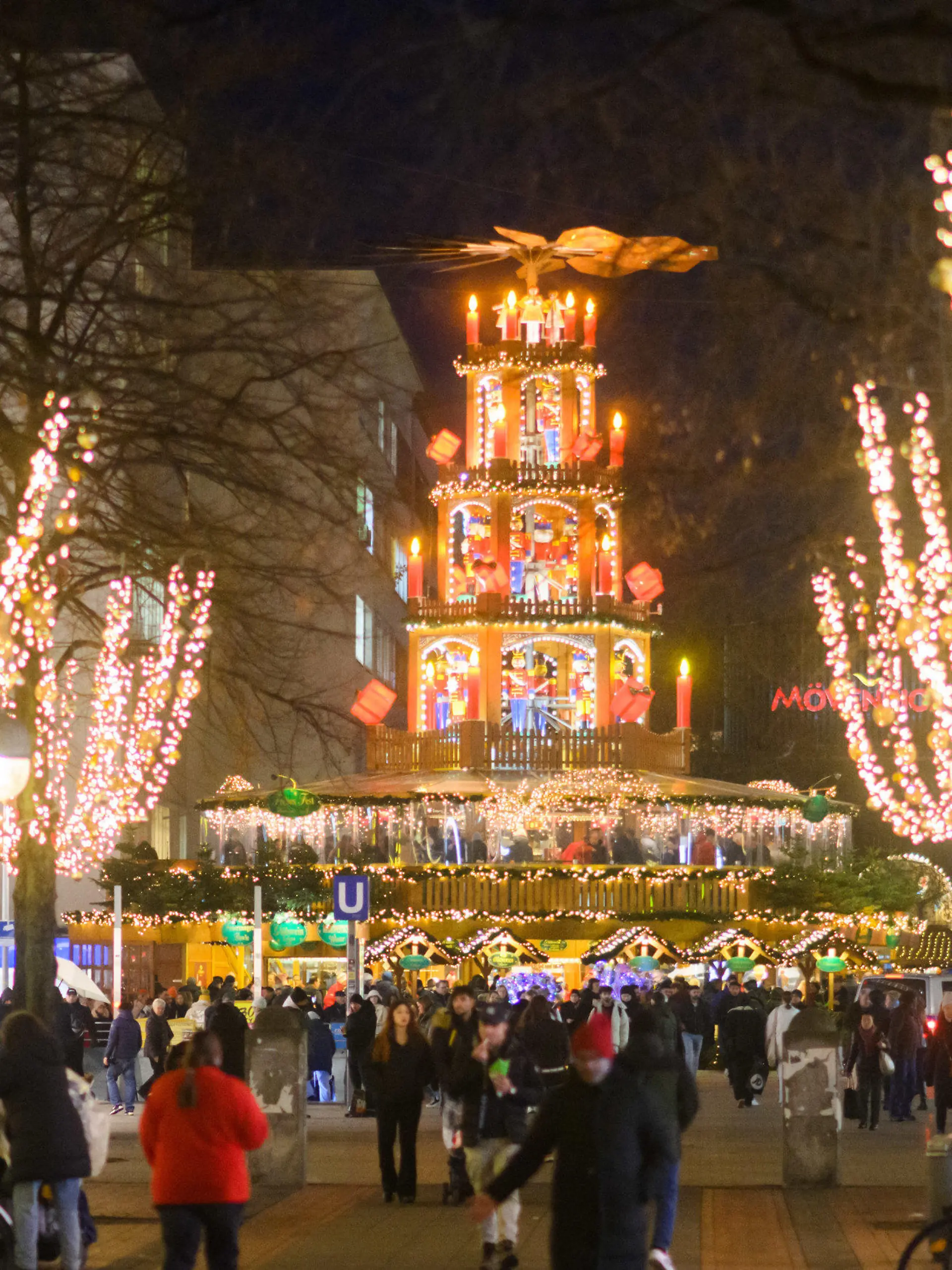 07.12.2023, Niedersachsen, Hannover: Die Weihnachtspyramide leuchtet am Kröpfe in der Innenstadt. Foto: Julian Stratenschulte/dpa +++ dpa-Bildfunk +++