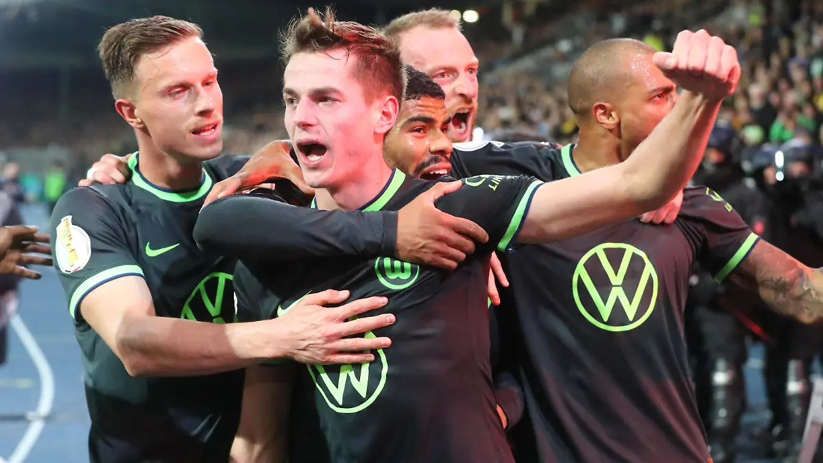  Sport Bilder des Tages Braunschwig vs. VfL, DFB Pokal 2. Runde Braunschweig, 18.10.2022, FUßBALL - Eintracht Braunschweig vs. VfL Wolfsburg, 2. Runde DFB Pokal, Saison 2022/23. Jakub Kaminski VfL Wolfsburg jubelt mit Yannick Gerhardt VfL Wolfsburg, Paulo Otavio VfL Wolfsburg nach seinem Tor zum 1:2 Braunschweig *** Braunschwig vs VfL, DFB Pokal 2 round Braunschweig, 18 10 2022, FUßBALL Eintracht Braunschweig vs VfL Wolfsburg, 2 round DFB Pokal, season 2022 23 Jakub Kaminski VfL Wolfsburg cheers with Yannick Gerhardt VfL Wolfsburg , Paulo Otavio VfL Wolfsburg after his goal to 1 2 Braunschweig