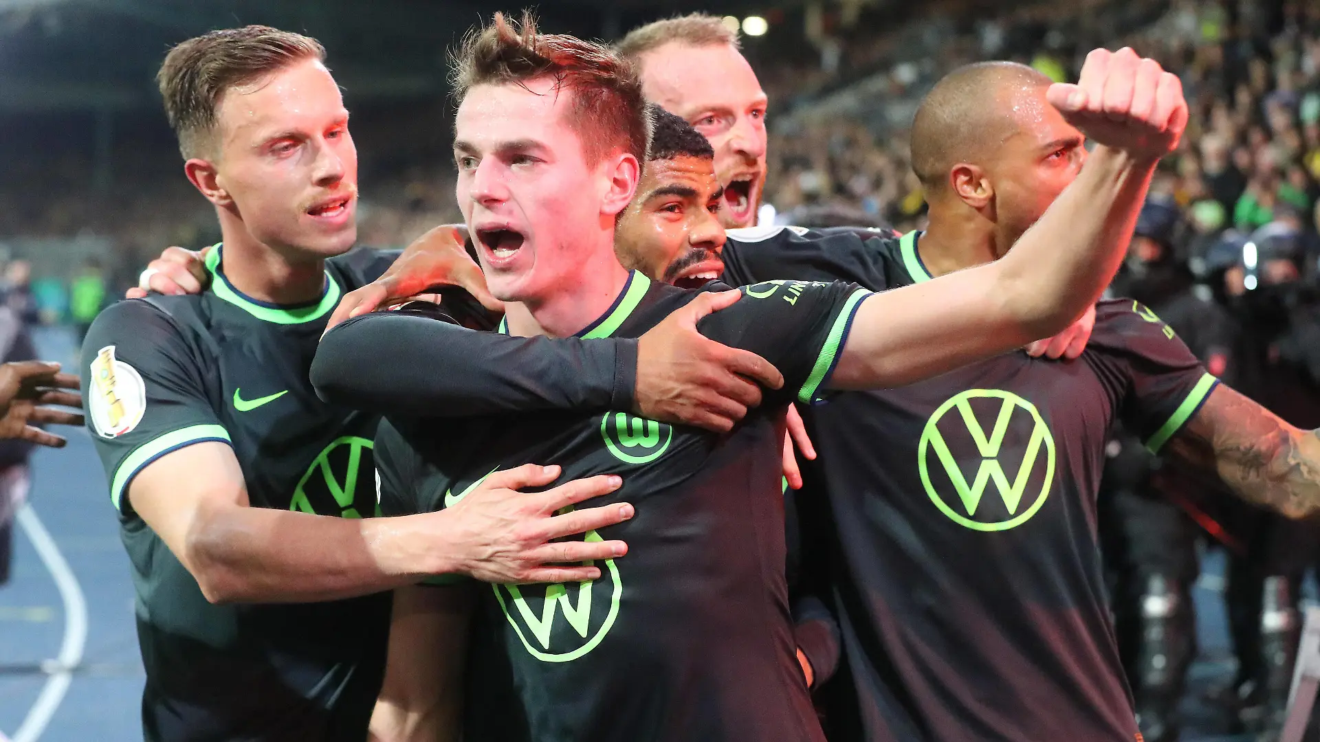 Sport Bilder des Tages Braunschwig vs. VfL, DFB Pokal 2. Runde Braunschweig, 18.10.2022, FUßBALL - Eintracht Braunschweig vs. VfL Wolfsburg, 2. Runde DFB Pokal, Saison 2022/23. Jakub Kaminski VfL Wolfsburg jubelt mit Yannick Gerhardt VfL Wolfsburg, Paulo Otavio VfL Wolfsburg nach seinem Tor zum 1:2 Braunschweig *** Braunschwig vs VfL, DFB Pokal 2 round Braunschweig, 18 10 2022, FUßBALL Eintracht Braunschweig vs VfL Wolfsburg, 2 round DFB Pokal, season 2022 23 Jakub Kaminski VfL Wolfsburg cheers with Yannick Gerhardt VfL Wolfsburg , Paulo Otavio VfL Wolfsburg after his goal to 1 2 Braunschweig