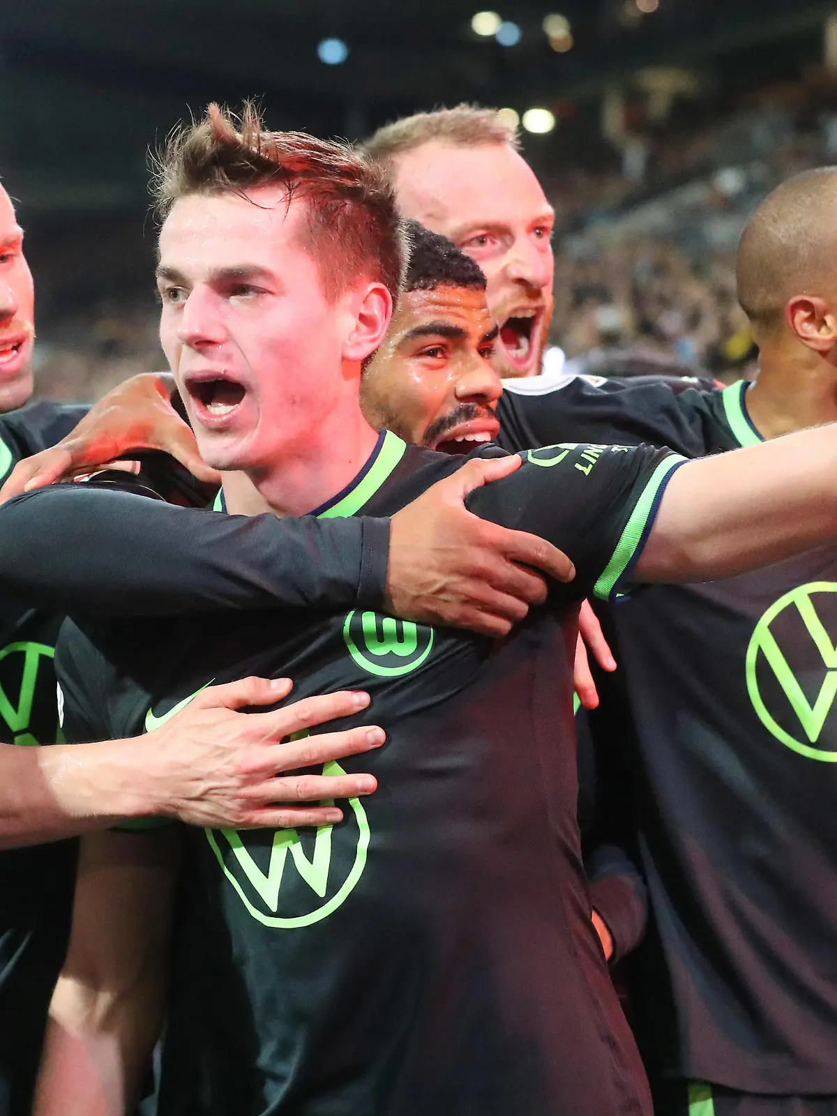  Sport Bilder des Tages Braunschwig vs. VfL, DFB Pokal 2. Runde Braunschweig, 18.10.2022, FUßBALL - Eintracht Braunschweig vs. VfL Wolfsburg, 2. Runde DFB Pokal, Saison 2022/23. Jakub Kaminski VfL Wolfsburg jubelt mit Yannick Gerhardt VfL Wolfsburg, Paulo Otavio VfL Wolfsburg nach seinem Tor zum 1:2 Braunschweig *** Braunschwig vs VfL, DFB Pokal 2 round Braunschweig, 18 10 2022, FUßBALL Eintracht Braunschweig vs VfL Wolfsburg, 2 round DFB Pokal, season 2022 23 Jakub Kaminski VfL Wolfsburg cheers with Yannick Gerhardt VfL Wolfsburg , Paulo Otavio VfL Wolfsburg after his goal to 1 2 Braunschweig