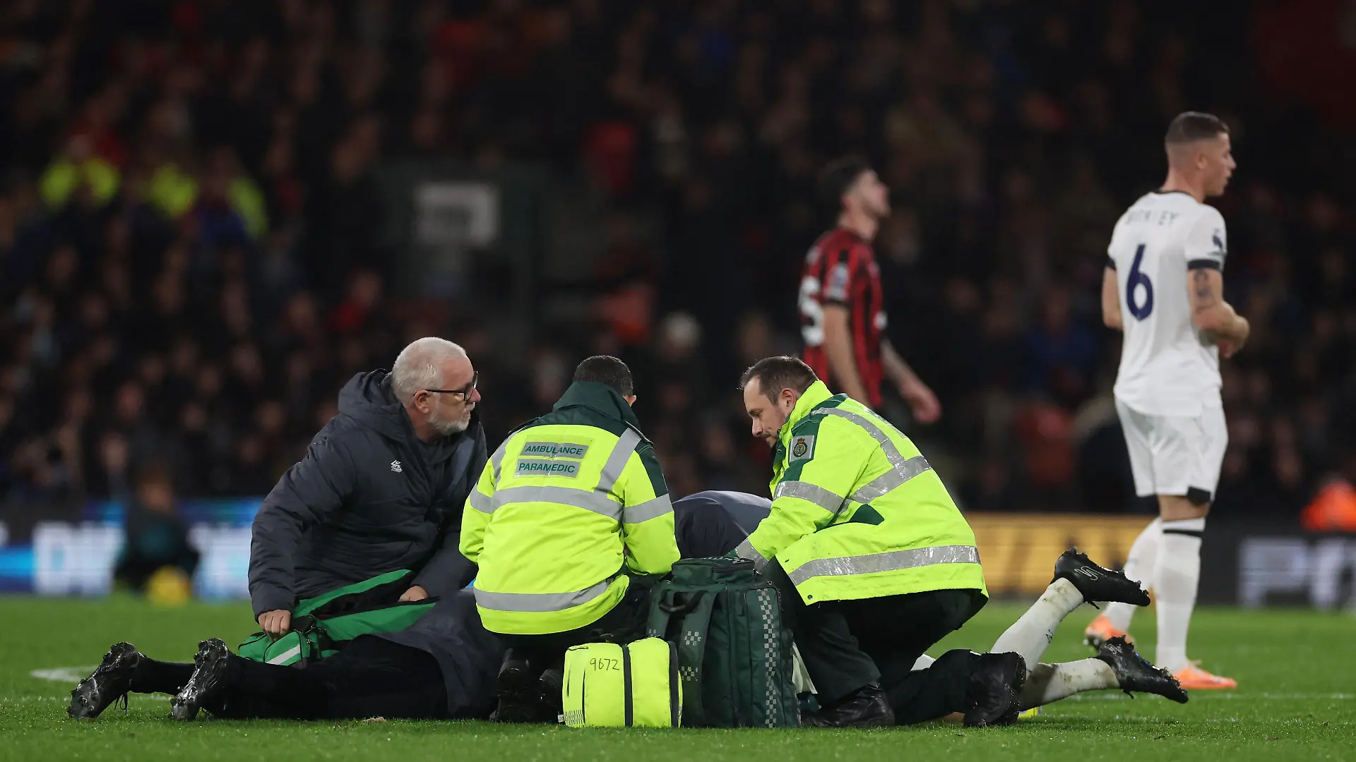 Soccer Football - Premier League - AFC Bournemouth v Luton Town - Vitality Stadium, Bournemouth, Britain - December 16, 2023 Luton Town's Tom Lockyer receives medical attention Action Images via Reuters/Paul Childs NO USE WITH UNAUTHORIZED AUDIO, VIDEO, DATA, FIXTURE LISTS, CLUB/LEAGUE LOGOS OR 'LIVE' SERVICES. ONLINE IN-MATCH USE LIMITED TO 45 IMAGES, NO VIDEO EMULATION. NO USE IN BETTING, GAMES OR SINGLE CLUB/LEAGUE/PLAYER PUBLICATIONS.