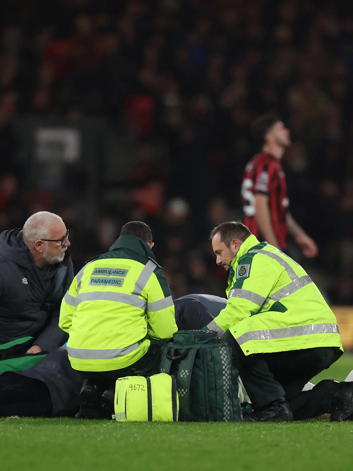 Soccer Football - Premier League - AFC Bournemouth v Luton Town - Vitality Stadium, Bournemouth, Britain - December 16, 2023  Luton Town's Tom Lockyer receives medical attention Action Images via Reuters/Paul Childs NO USE WITH UNAUTHORIZED AUDIO, VIDEO, DATA, FIXTURE LISTS, CLUB/LEAGUE LOGOS OR 'LIVE' SERVICES. ONLINE IN-MATCH USE LIMITED TO 45 IMAGES, NO VIDEO EMULATION. NO USE IN BETTING, GAMES OR SINGLE CLUB/LEAGUE/PLAYER PUBLICATIONS.