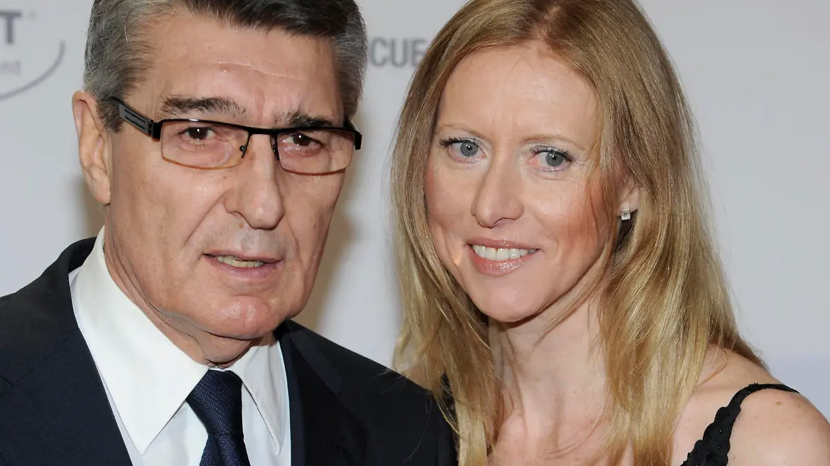 Rudi ASSAUER, Fussball-Manager, mit Freundin Britta IDRIZI, halbe Figur, Halbfigur, Roter Teppich, Red Carpet Show, UNESCO-Gala in Duesseldorf, 19.11.2011.