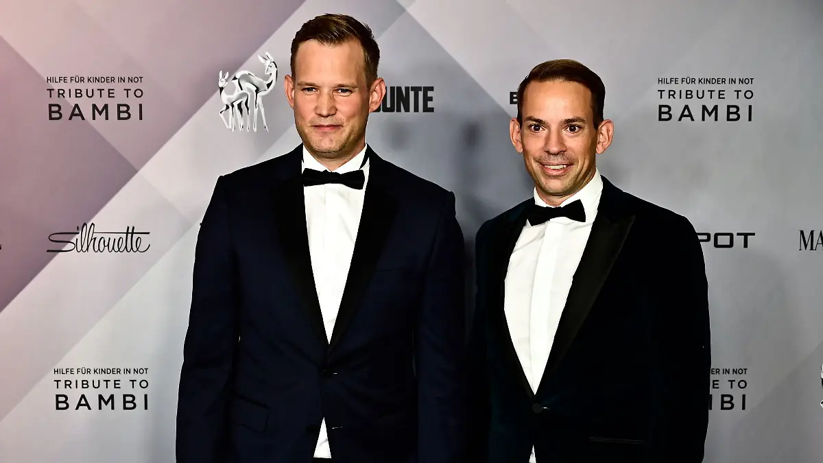 Hendrik Streeck (l), Direktor des Instituts für Virologie an der Uniklinik in Bonn, und sein Mann Paul Zubeil.