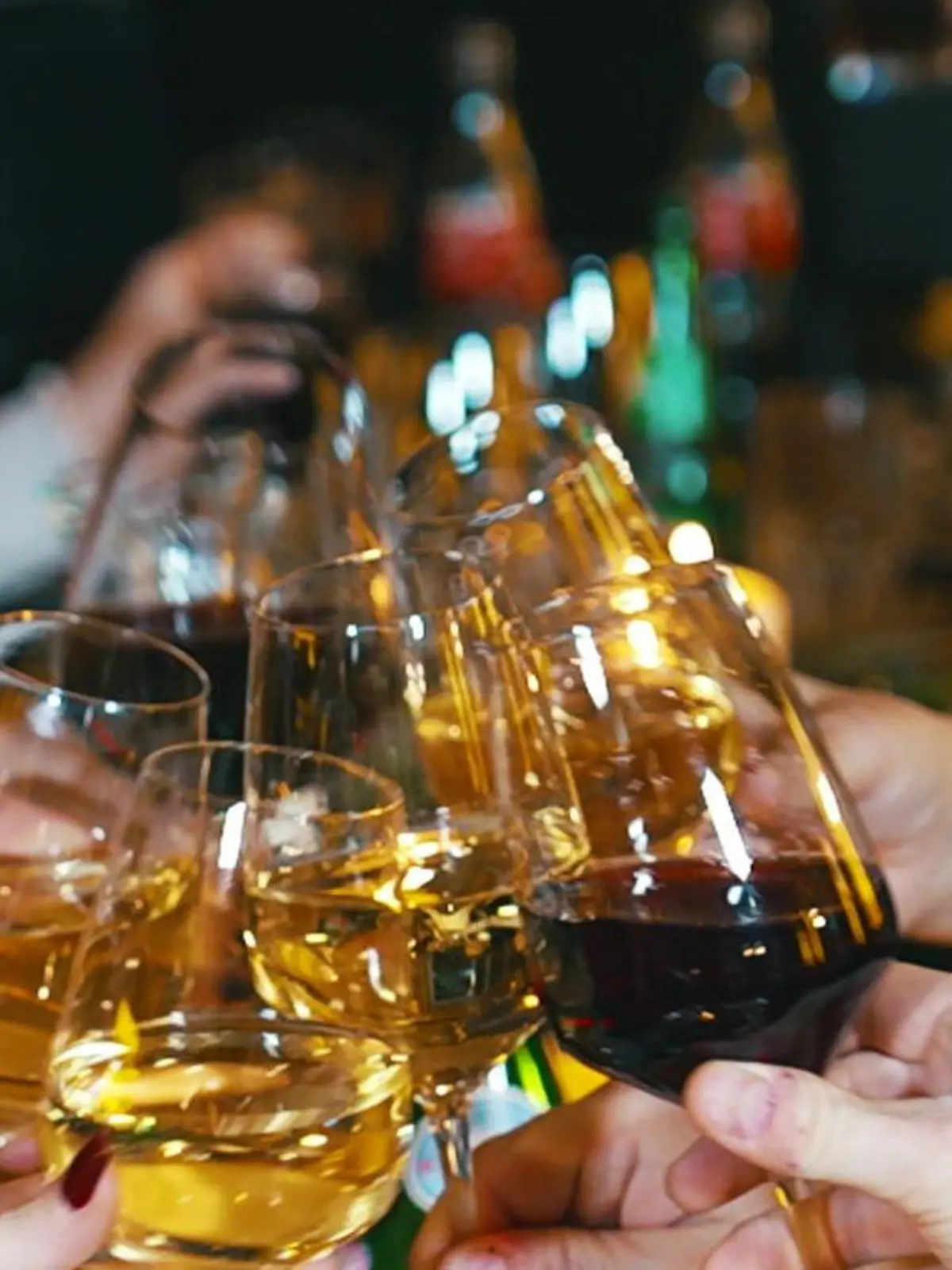 Ein leckeres Glas Wein zu Weihnachten gehört für viele dazu. Manch einer gönnt sich zum Fest auch mal einen ganz edlen Tropfen und greift dafür auch gerne tiefer in die Tasche. Dabei ist das gar nicht nötig. Auf einem Weingut in der Pfalz zeigen uns Winzerinnen, welchen Unterschied sie bei der Produktion von Jahrgangs- und Discounter-Wein machen. Welcher das ist, seht ihr im Video.