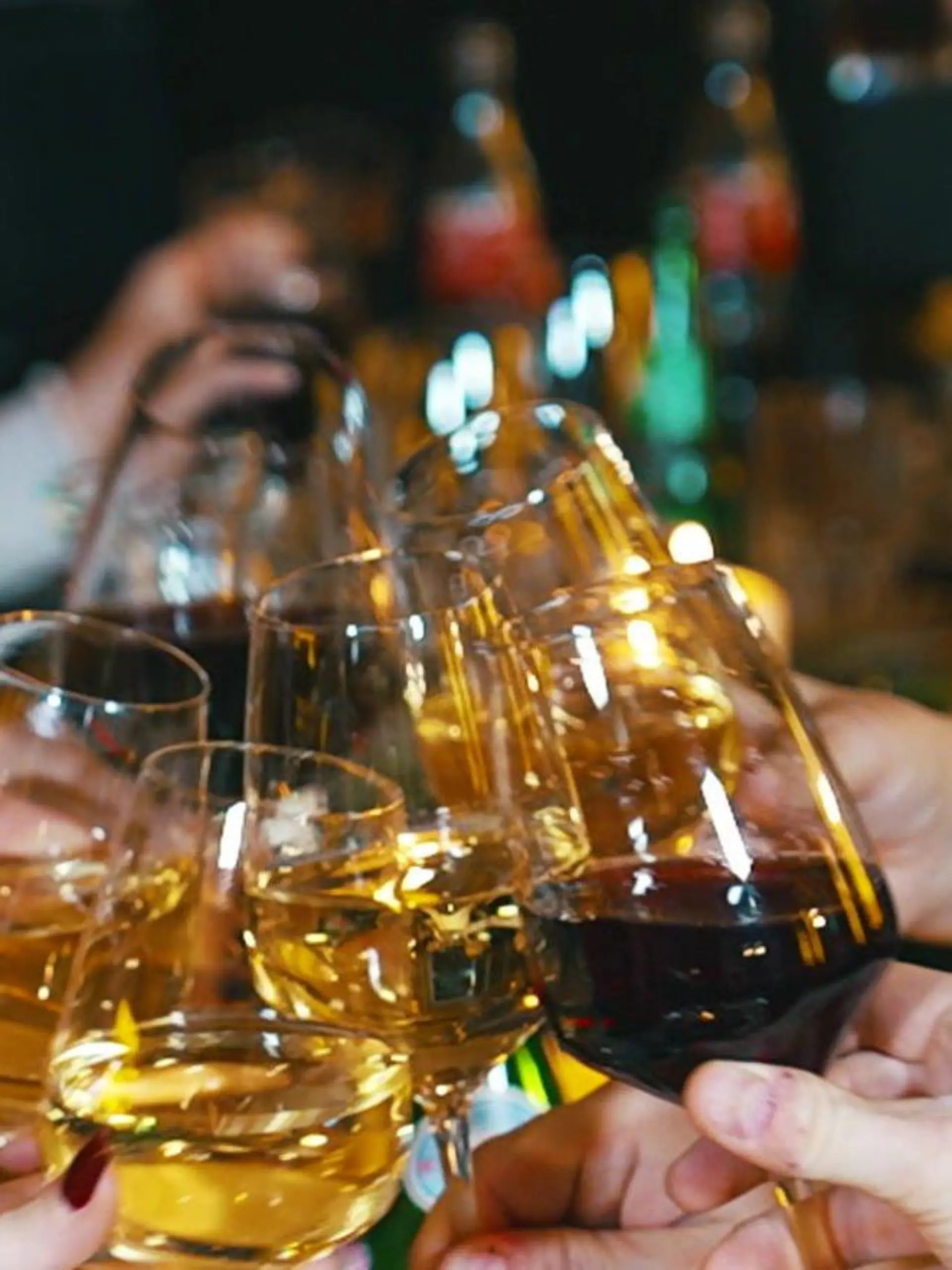Ein leckeres Glas Wein zu Weihnachten gehört für viele dazu. Manch einer gönnt sich zum Fest auch mal einen ganz edlen Tropfen und greift dafür auch gerne tiefer in die Tasche. Dabei ist das gar nicht nötig. Auf einem Weingut in der Pfalz zeigen uns Winzerinnen, welchen Unterschied sie bei der Produktion von Jahrgangs- und Discounter-Wein machen. Welcher das ist, seht ihr im Video.