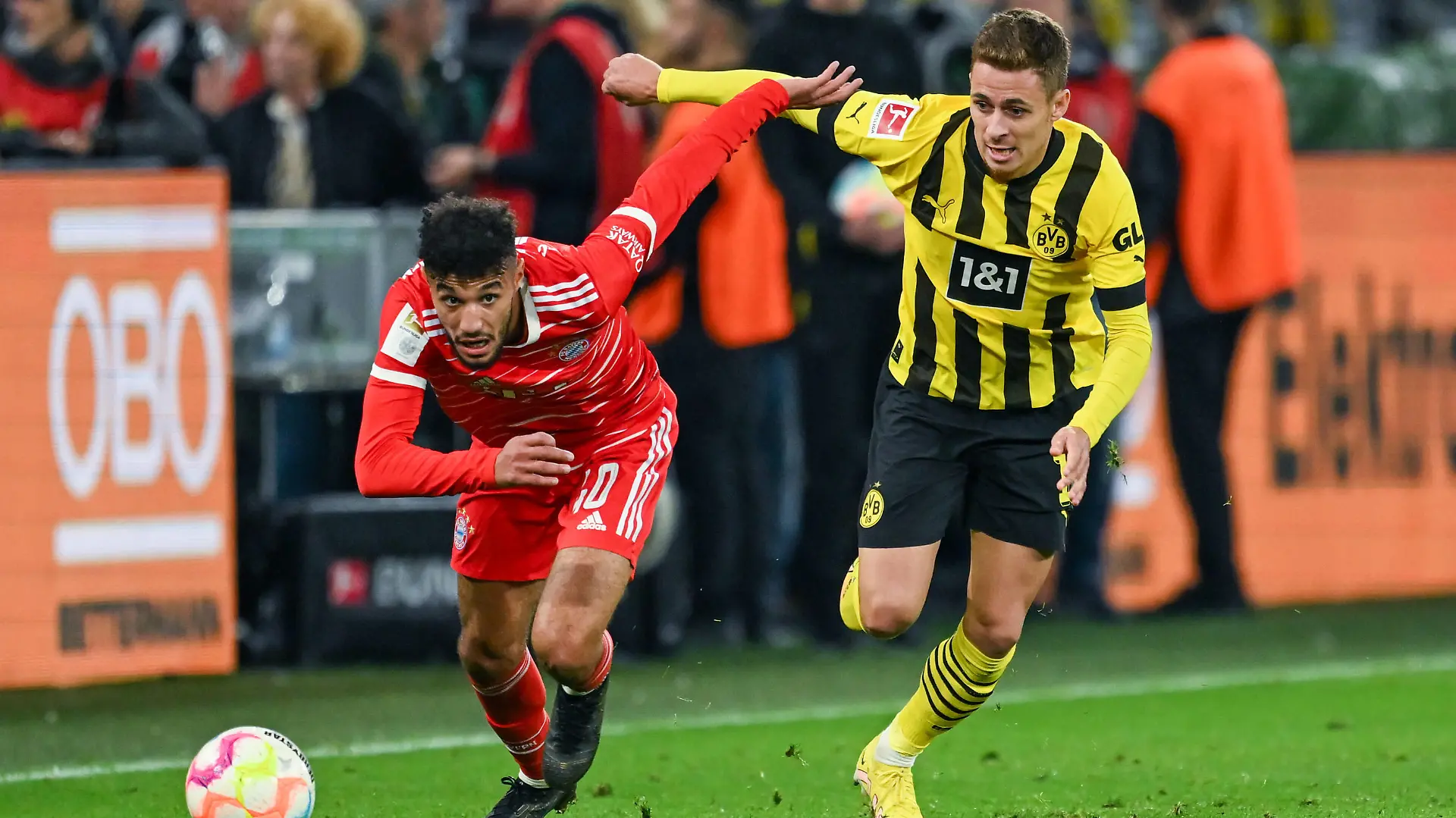 GER, 1.FBL, Borussia Dortmund vs. FC Bayern München / 08.10.2022, Signal-Iduna-Park, Dortmund , GER, 1.FBL, Borussia Dortmund vs. FC Bayern München im Bild / picture shows Noussair Mazraoui FC Bayern München 40 l und Thorgan Hazard Borussia Dortmund 10 r kämpfen um den Ball. *** GER, 1 FBL, Borussia Dortmund vs FC Bayern Munich 08 10 2022, Signal Iduna Park, Dortmund , GER, 1 FBL, Borussia Dortmund vs FC Bayern Munich in picture picture shows Noussair Mazraoui FC Bayern Munich 40 l and Thorgan Hazard Borussia Dortmund 10 r fight for the ball nordphotoxGmbHx/xTeresaxKroeger nordphoto00008