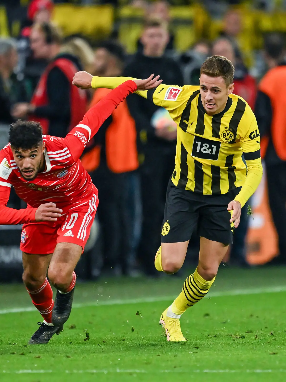  GER, 1.FBL, Borussia Dortmund vs. FC Bayern München / 08.10.2022, Signal-Iduna-Park, Dortmund , GER, 1.FBL, Borussia Dortmund vs. FC Bayern München im Bild / picture shows Noussair Mazraoui FC Bayern München 40 l und Thorgan Hazard Borussia Dortmund 10 r kämpfen um den Ball. *** GER, 1 FBL, Borussia Dortmund vs FC Bayern Munich 08 10 2022, Signal Iduna Park, Dortmund , GER, 1 FBL, Borussia Dortmund vs FC Bayern Munich in picture picture shows Noussair Mazraoui FC Bayern Munich 40 l and Thorgan Hazard Borussia Dortmund 10 r fight for the ball nordphotoxGmbHx/xTeresaxKroeger nordphoto00008