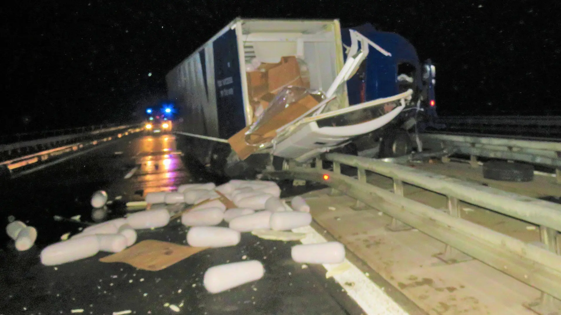 HANDOUT - 17.12.2023, Baden-Württemberg, Lauda-Königshofen: Dönerspieße liegen nach einem Lkw-Unfall auf der Autobahn 81. Ein LKW hatte bei einem Unfall am frühen Sonntagmorgen einen Teil seiner geladenen 21 Tonnen Dönerfleisch verloren, wie die Polizei mitteilte. (Bestmögliche Qualität, zu "Dönerspieße sorgen für Vollsperrung auf A 81") Foto: --/Schutzpolizeidirektion Verkehrsdienst Tauberbischofsheim/dpa - ACHTUNG: Nur zur redaktionellen Verwendung im Zusammenhang mit der aktuellen Berichterstattung und nur mit vollständiger Nennung des vorstehenden Credits +++ dpa-Bildfunk +++
