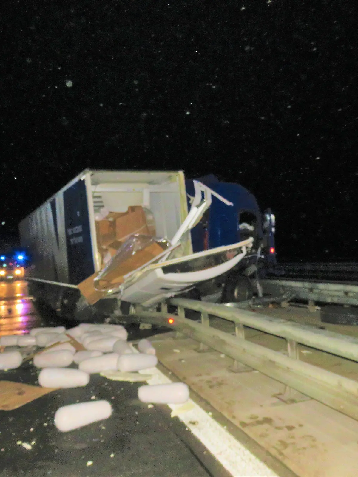 HANDOUT - 17.12.2023, Baden-Württemberg, Lauda-Königshofen: Dönerspieße liegen nach einem Lkw-Unfall auf der Autobahn 81. Ein LKW hatte bei einem Unfall am frühen Sonntagmorgen einen Teil seiner geladenen 21 Tonnen Dönerfleisch verloren, wie die Polizei mitteilte. (Bestmögliche Qualität, zu "Dönerspieße sorgen für Vollsperrung auf A 81") Foto: --/Schutzpolizeidirektion Verkehrsdienst Tauberbischofsheim/dpa - ACHTUNG: Nur zur redaktionellen Verwendung im Zusammenhang mit der aktuellen Berichterstattung und nur mit vollständiger Nennung des vorstehenden Credits +++ dpa-Bildfunk +++