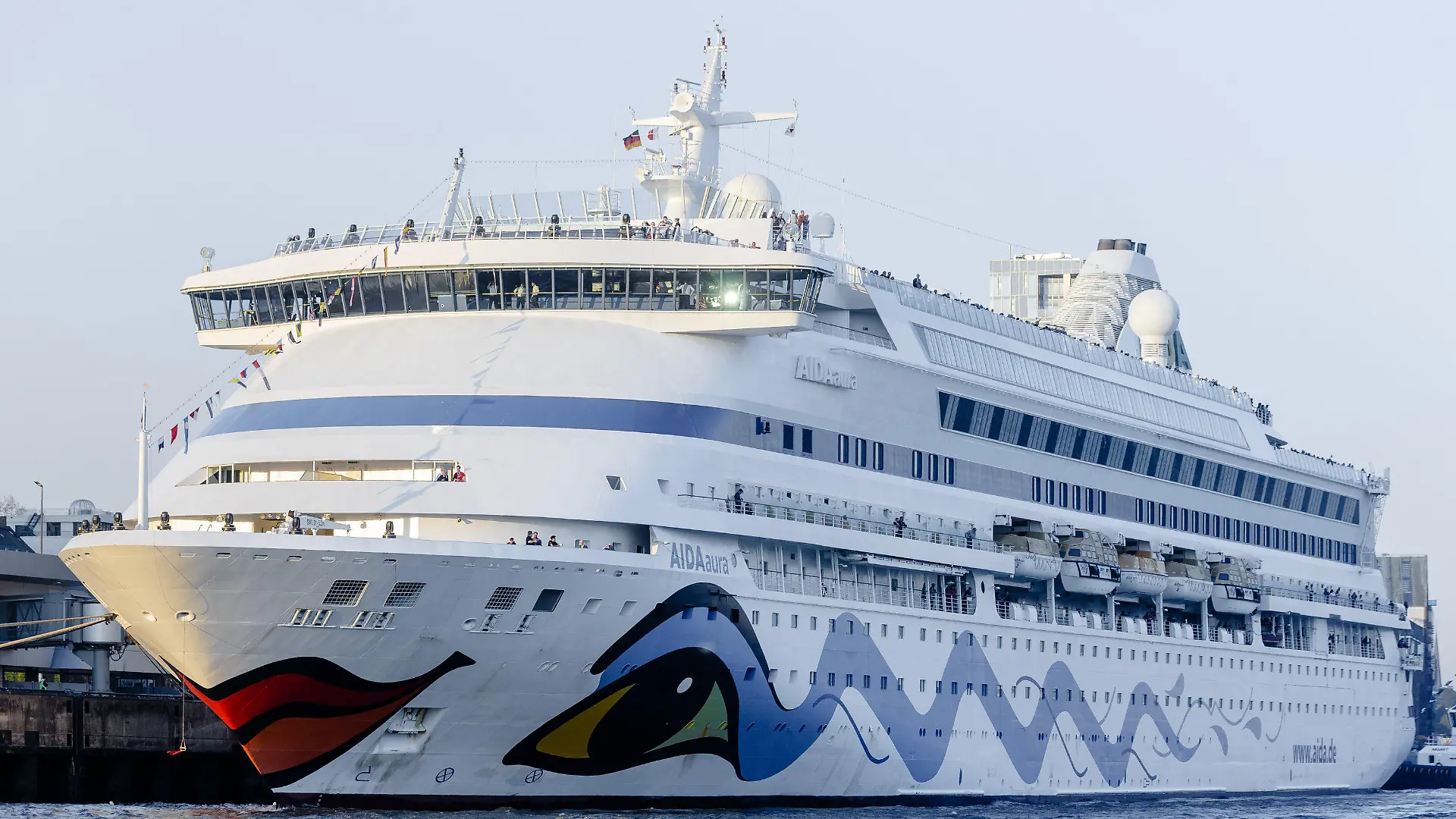 ARCHIV - 07.05.2016, Hamburg: Das Kreufahrtschiff «Aida Aura» liegt während des 827. Hafengeburtstags am Kreuzfahrtterminal Altona. (zu dpa "Aida-Schiff sitzt in Norwegen fest - Corona-Ansteckung befürchtet") Foto: Markus Scholz/dpa +++ dpa-Bildfunk +++