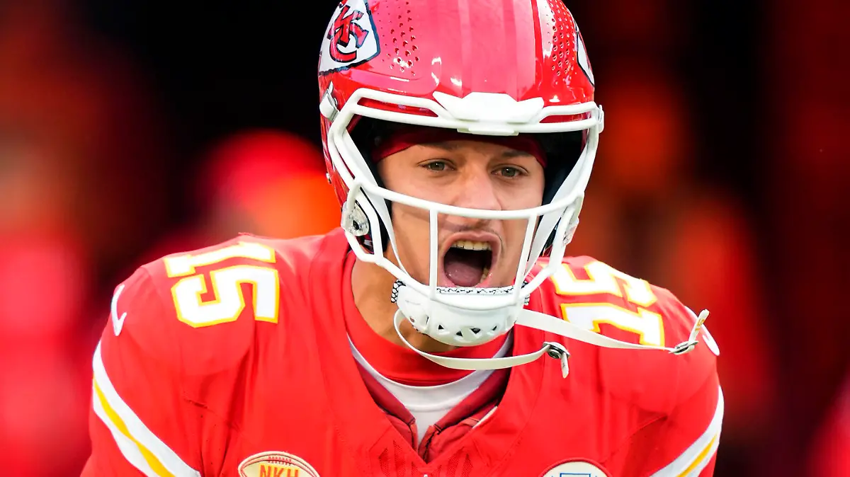 NFL, American Football Herren, USA Buffalo Bills at Kansas City Chiefs Dec 10, 2023 Kansas City, Missouri, USA Kansas City Chiefs quarterback Patrick Mahomes 15 takes the field prior to a game against the Buffalo Bills at GEHA Field at Arrowhead Stadium. Kansas City GEHA Field at Arrowhead Stadium Missouri USA, EDITORIAL USE ONLY PUBLICATIONxINxGERxSUIxAUTxONLY Copyright: xJayxBiggerstaffx 20231210_sns_ba4_00628