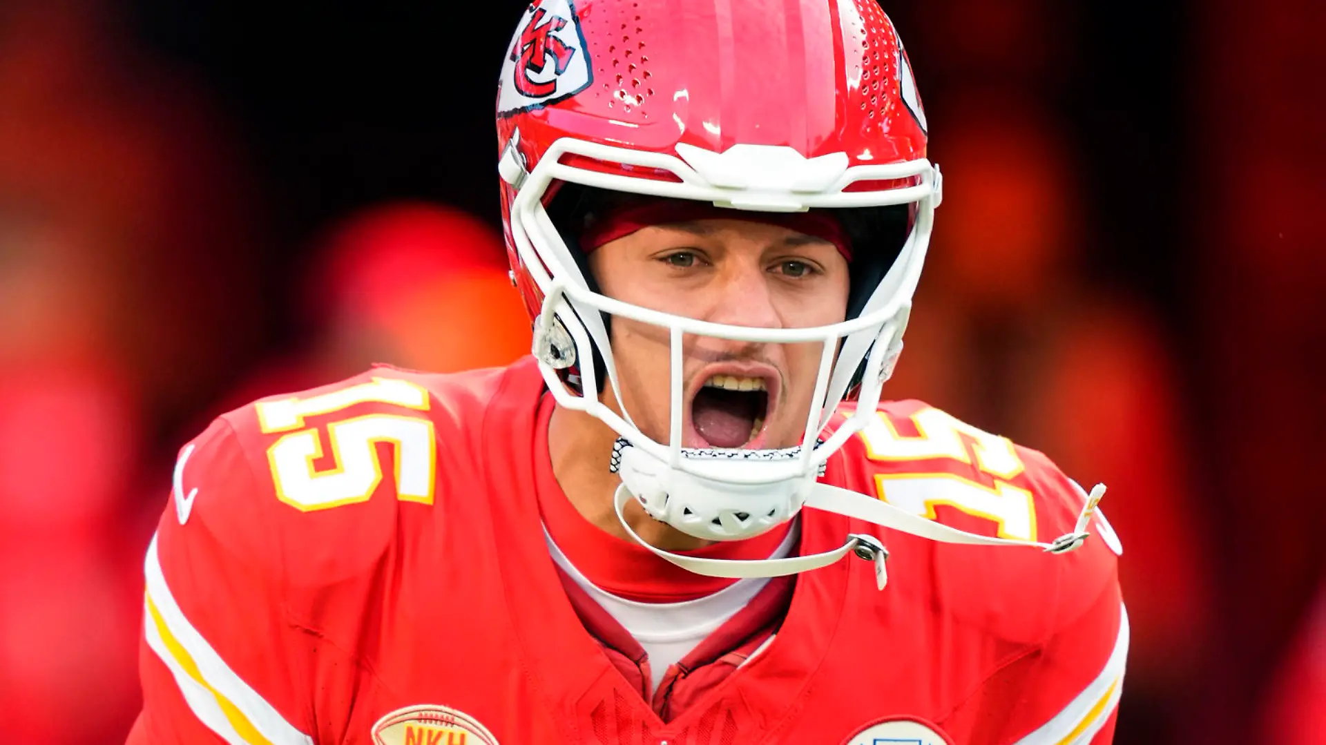 NFL, American Football Herren, USA Buffalo Bills at Kansas City Chiefs Dec 10, 2023 Kansas City, Missouri, USA Kansas City Chiefs quarterback Patrick Mahomes 15 takes the field prior to a game against the Buffalo Bills at GEHA Field at Arrowhead Stadium. Kansas City GEHA Field at Arrowhead Stadium Missouri USA, EDITORIAL USE ONLY PUBLICATIONxINxGERxSUIxAUTxONLY Copyright: xJayxBiggerstaffx 20231210_sns_ba4_00628