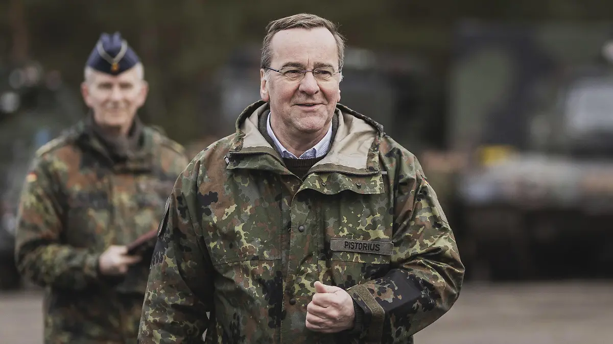 Boris Pistorius SPD, Bundesminister der Verteidigung, aufgenommen beim Besuch der Streitkraeftebasis der Bundeswehr in Mahlwinkel, 16.03.2023. Anhand von Faehigkeitsvorfuehrungen sollen Schluesselfaehigkeiten der Streitkraeftebasis gezeigt werden. Mahlwinkel Deutschland *** Boris Pistorius SPD , Federal Minister of Defense, taken during a visit to the Armed Forces Base in Mahlwinkel, 16 03 2023 Key capabilities of the Armed Forces Base are to be demonstrated on the basis of capability demonstrations Mahlwinkel Germany Copyright: xFlorianxGaertner/photothek.dex