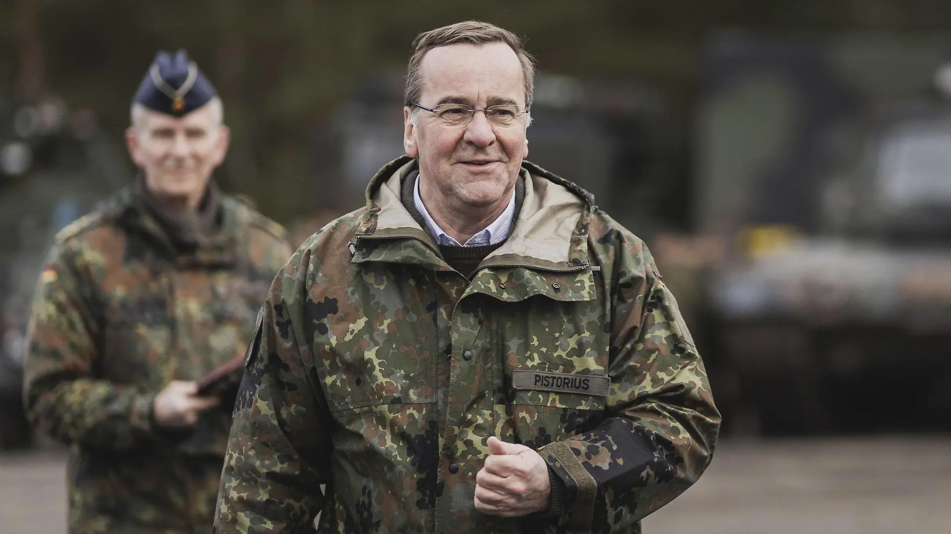 Boris Pistorius SPD, Bundesminister der Verteidigung, aufgenommen beim Besuch der Streitkraeftebasis der Bundeswehr in Mahlwinkel, 16.03.2023. Anhand von Faehigkeitsvorfuehrungen sollen Schluesselfaehigkeiten der Streitkraeftebasis gezeigt werden. Mahlwinkel Deutschland *** Boris Pistorius SPD , Federal Minister of Defense, taken during a visit to the Armed Forces Base in Mahlwinkel, 16 03 2023 Key capabilities of the Armed Forces Base are to be demonstrated on the basis of capability demonstrations Mahlwinkel Germany Copyright: xFlorianxGaertner/photothek.dex