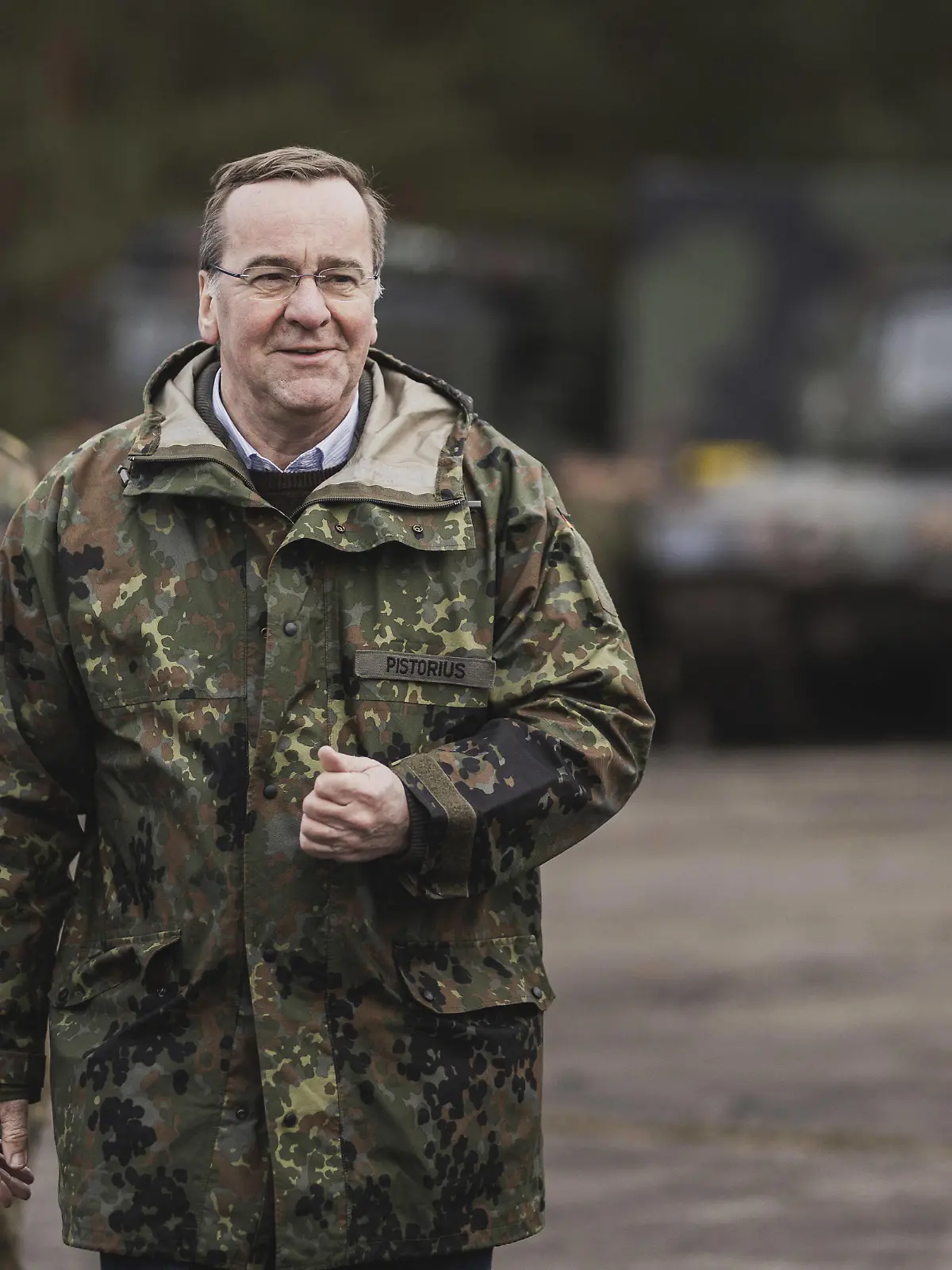 Boris Pistorius SPD, Bundesminister der Verteidigung, aufgenommen beim Besuch der Streitkraeftebasis der Bundeswehr in Mahlwinkel, 16.03.2023. Anhand von Faehigkeitsvorfuehrungen sollen Schluesselfaehigkeiten der Streitkraeftebasis gezeigt werden. Mahlwinkel Deutschland *** Boris Pistorius SPD , Federal Minister of Defense, taken during a visit to the Armed Forces Base in Mahlwinkel, 16 03 2023 Key capabilities of the Armed Forces Base are to be demonstrated on the basis of capability demonstrations Mahlwinkel Germany Copyright: xFlorianxGaertner/photothek.dex
