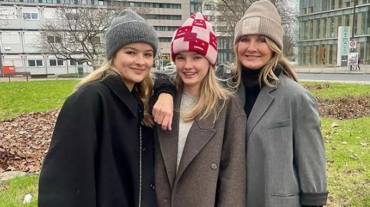 Frauke Ludowig posiert mit ihren beiden Töchtern Nele und Nika.
